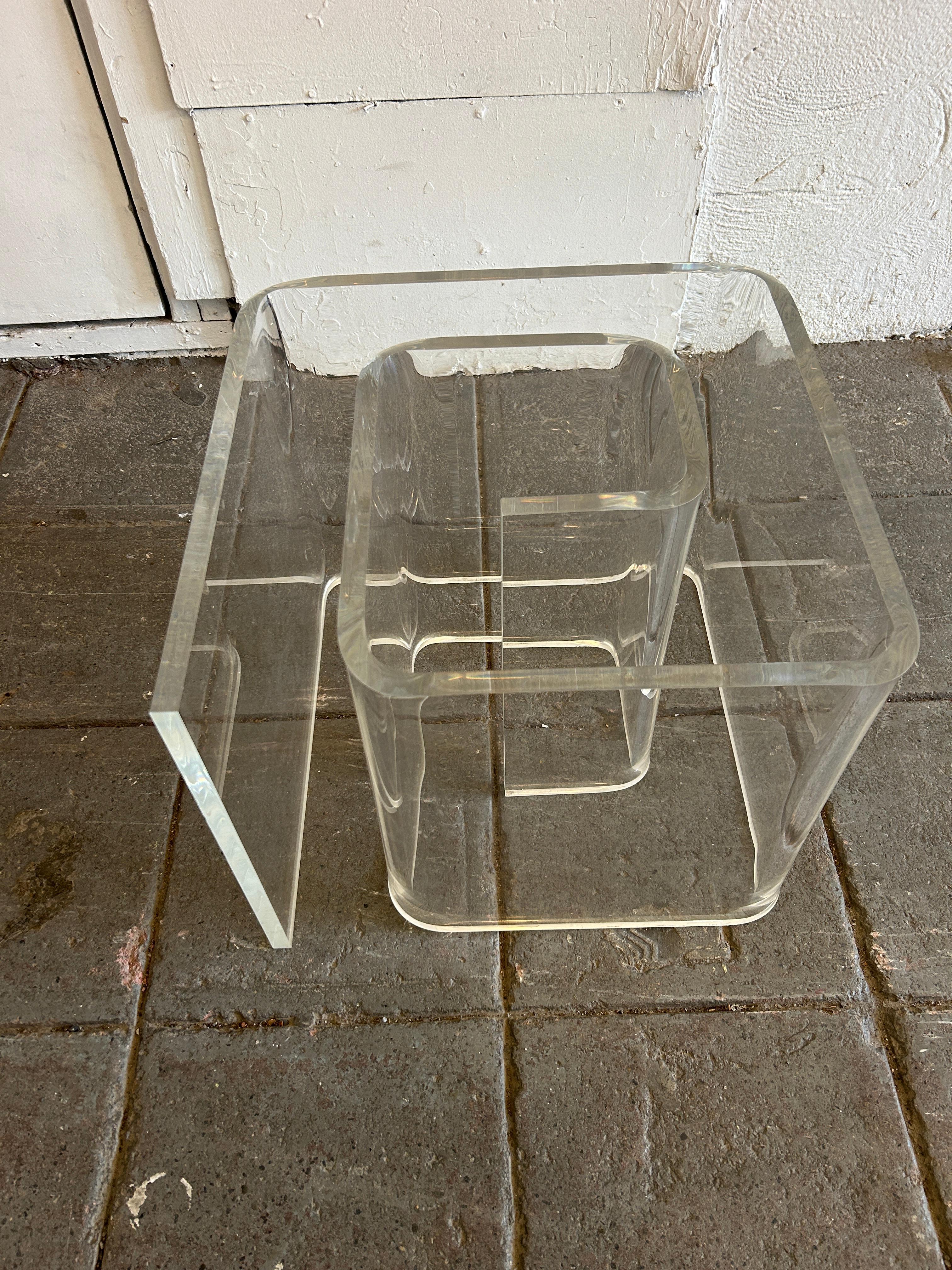 Table basse à plateau en verre en forme d'escargot en lucite The Moderns en vente 1