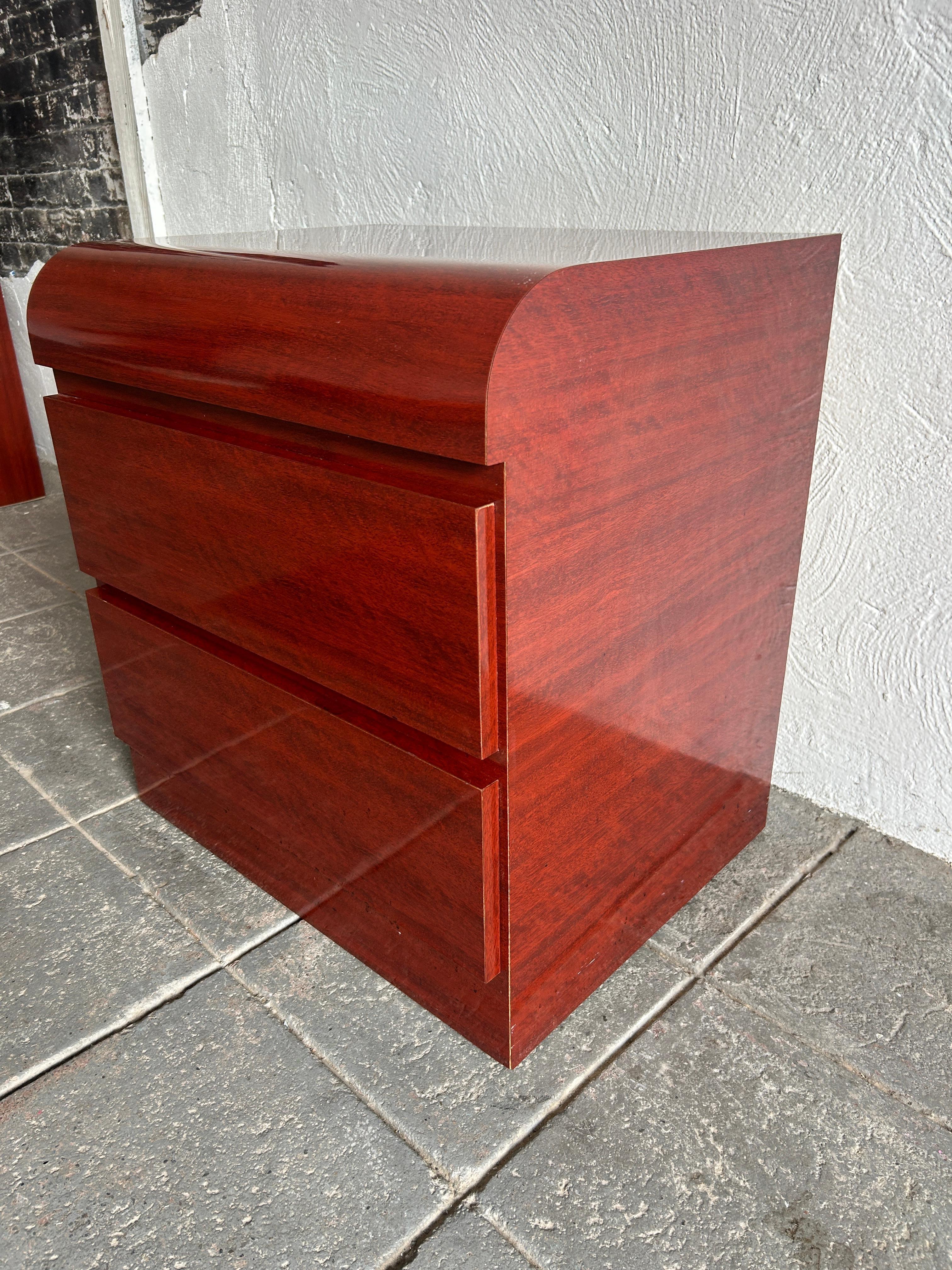 Bellissimo comodino postmoderno a 2 cassetti in laminato lucido con venature di legno di mogano, circa 1980. Molto pulito dentro e fuori. Guarda le foto. Tutti i cassetti sono dotati di guide in metallo con fermi. Ideale per la casa, l'ufficio, uno