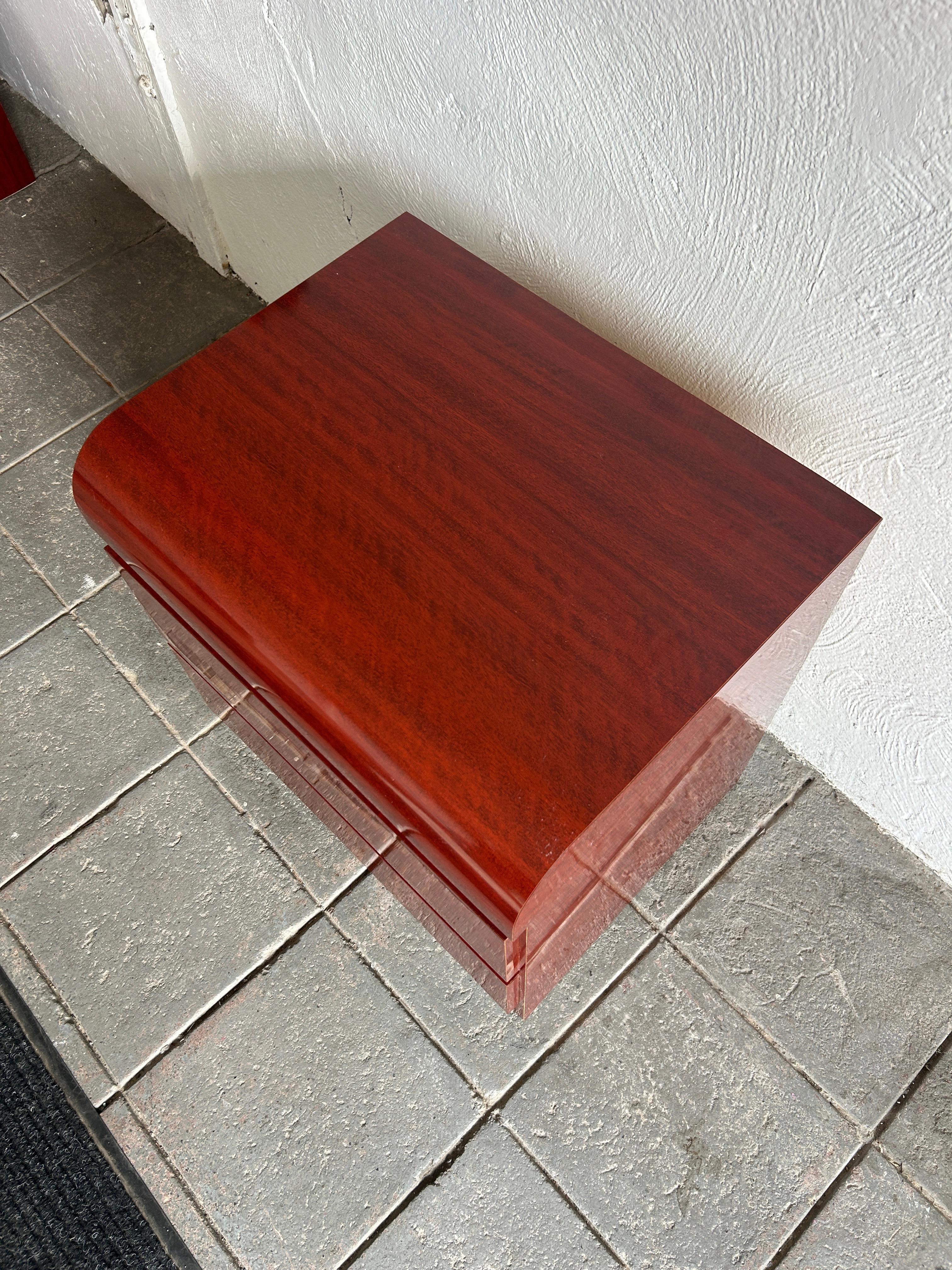 Postmoderno Comodino post moderno in mogano Gloss finto legno Laminato a cascata 2 cassetti in vendita