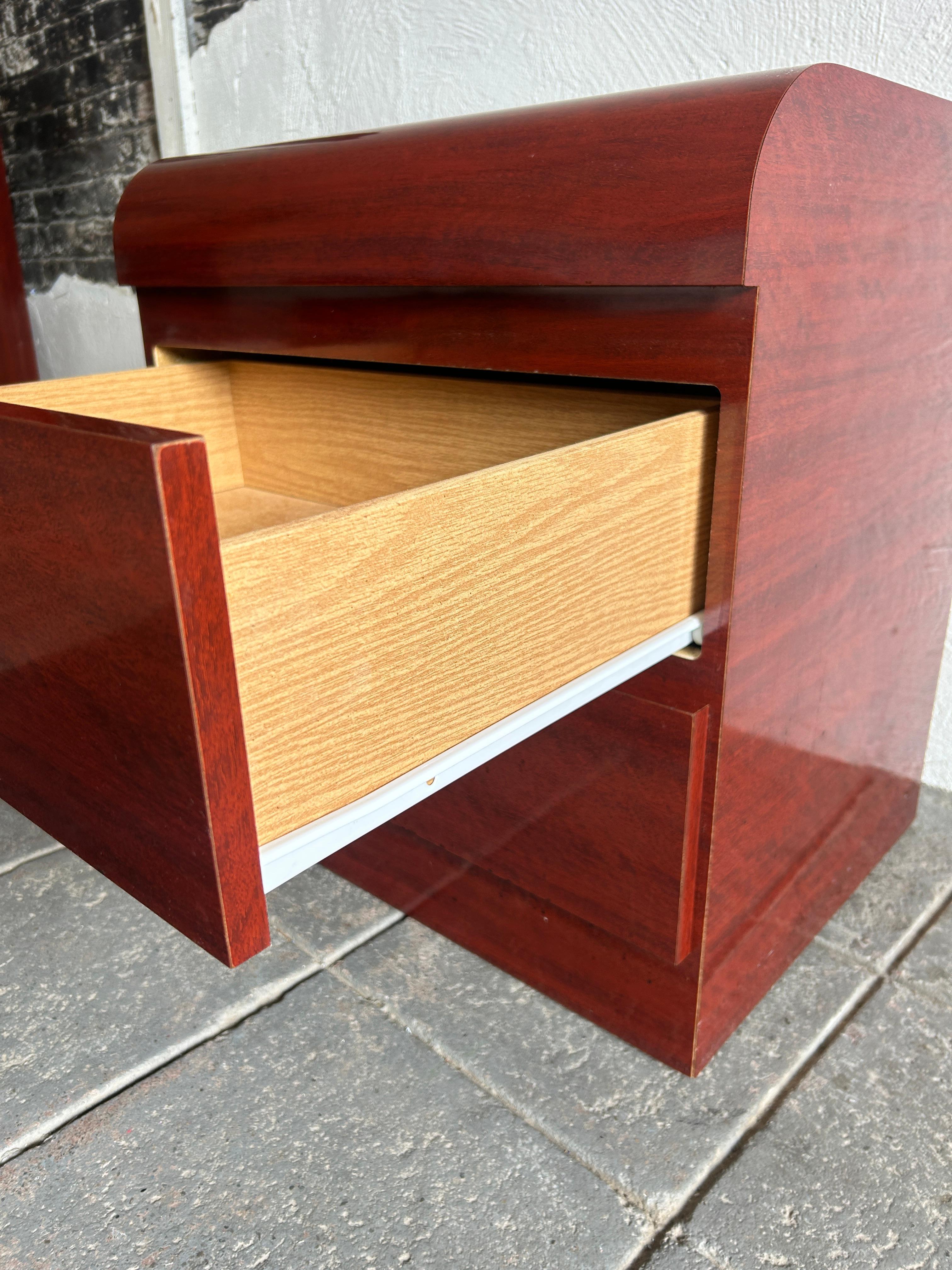 Falegnameria Comodino post moderno in mogano Gloss finto legno Laminato a cascata 2 cassetti in vendita