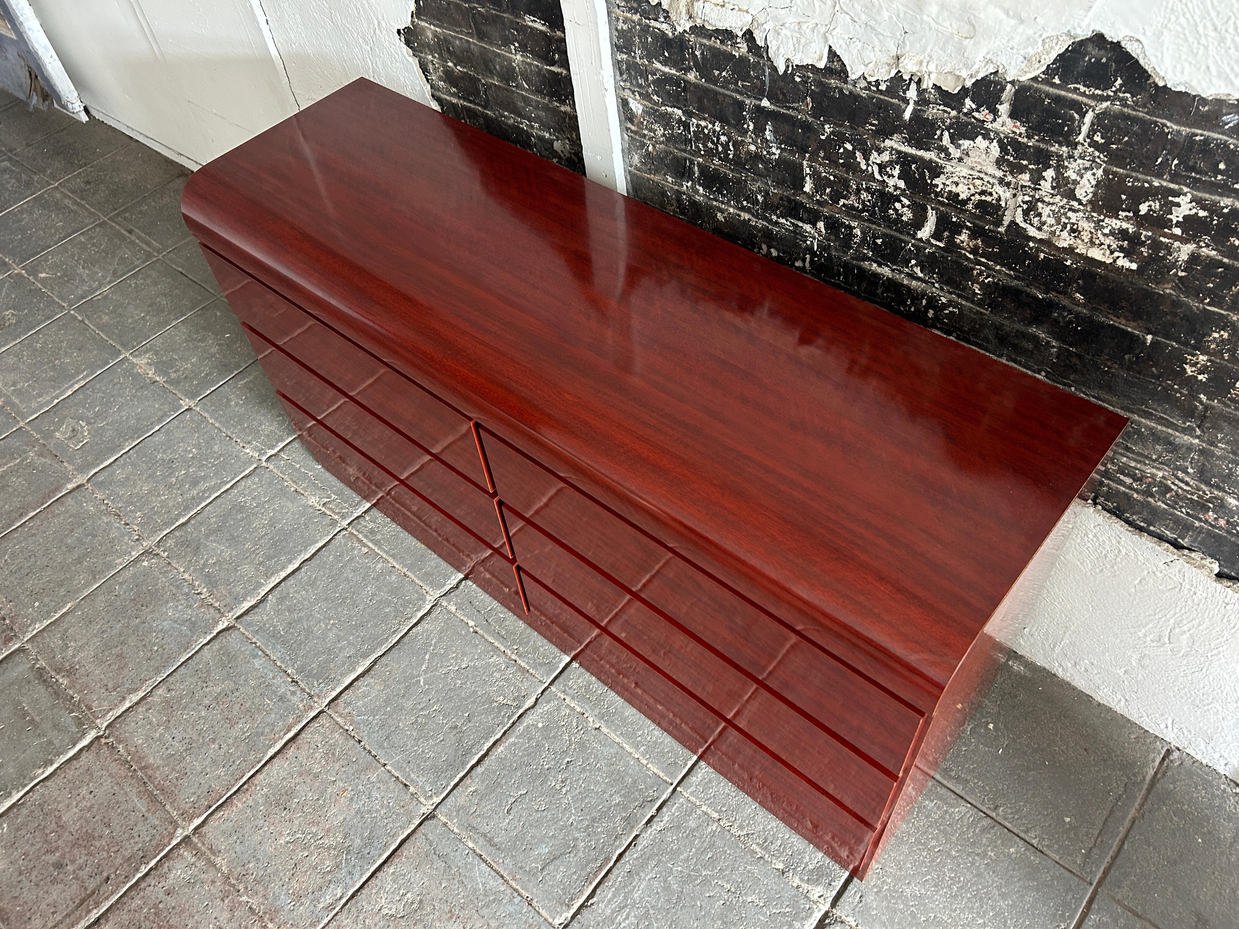 Bellissimo comò post-moderno a 6 cassetti in laminato lucido con venature del legno di mogano, circa 1980. Molto pulito dentro e fuori. Guarda le foto. Tutti i cassetti sono dotati di guide in metallo con fermi. Ideale per la casa, l'ufficio, uno
