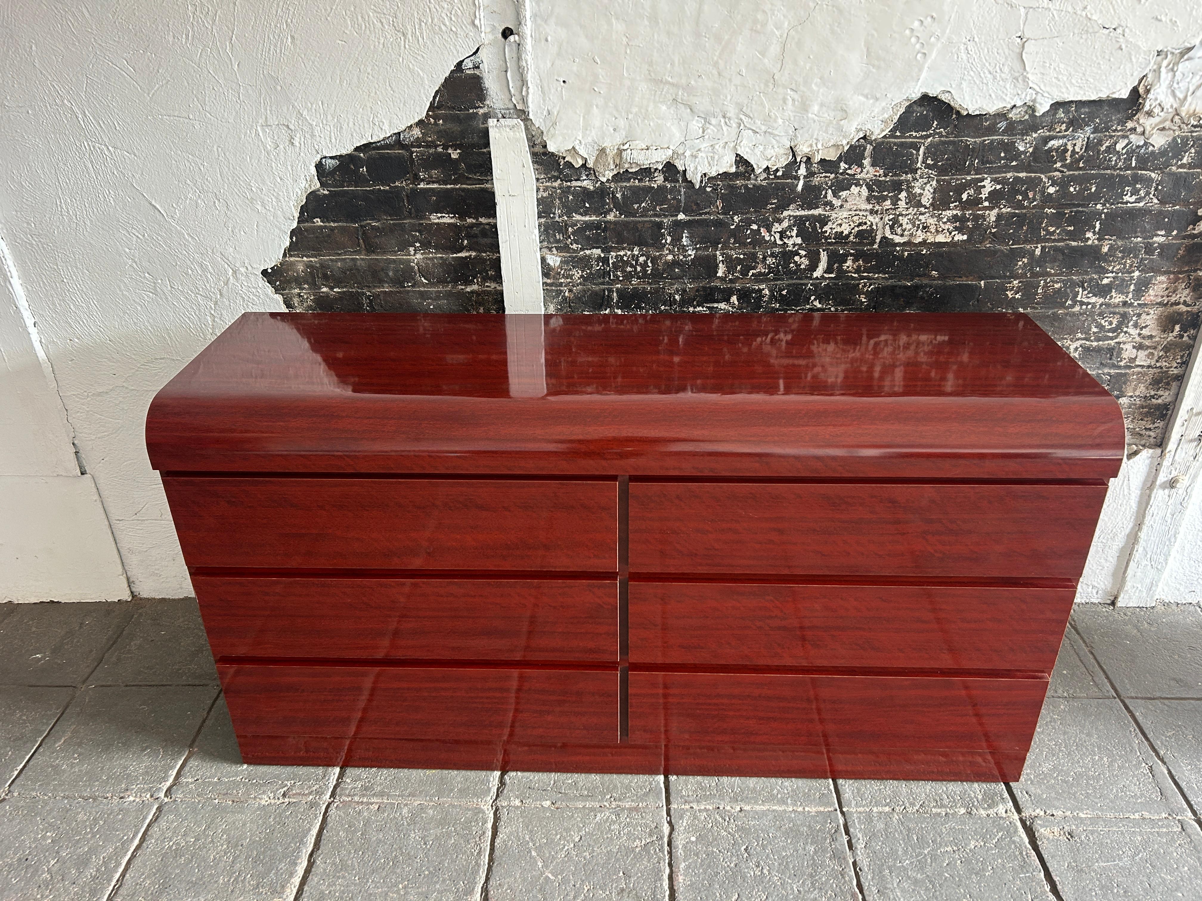 Postmoderno Comò a 6 cassetti post moderno in mogano lucido in finto legno laminato a cascata in vendita