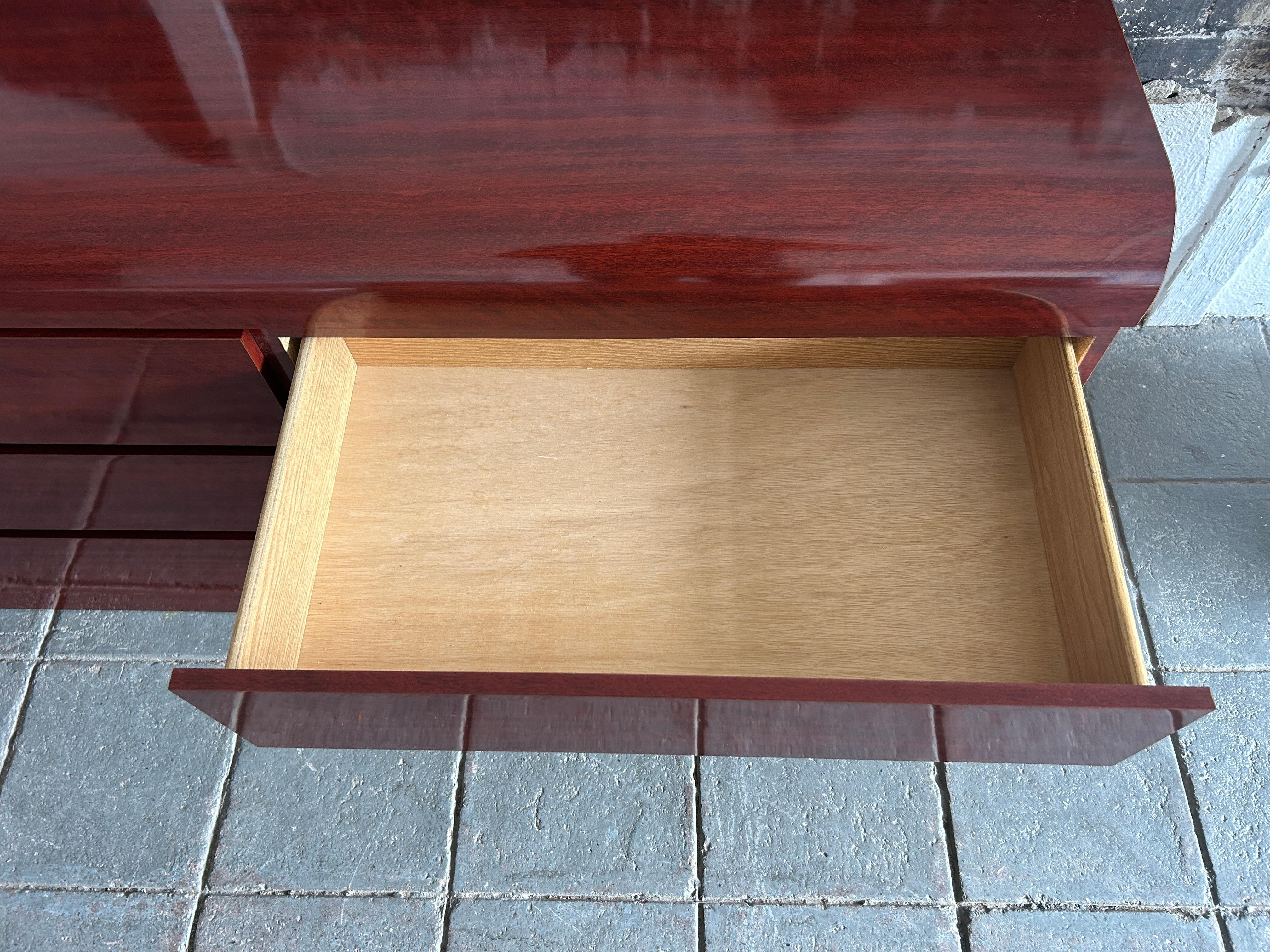 Comò a 6 cassetti post moderno in mogano lucido in finto legno laminato a cascata In condizioni buone in vendita a Brooklyn, NY