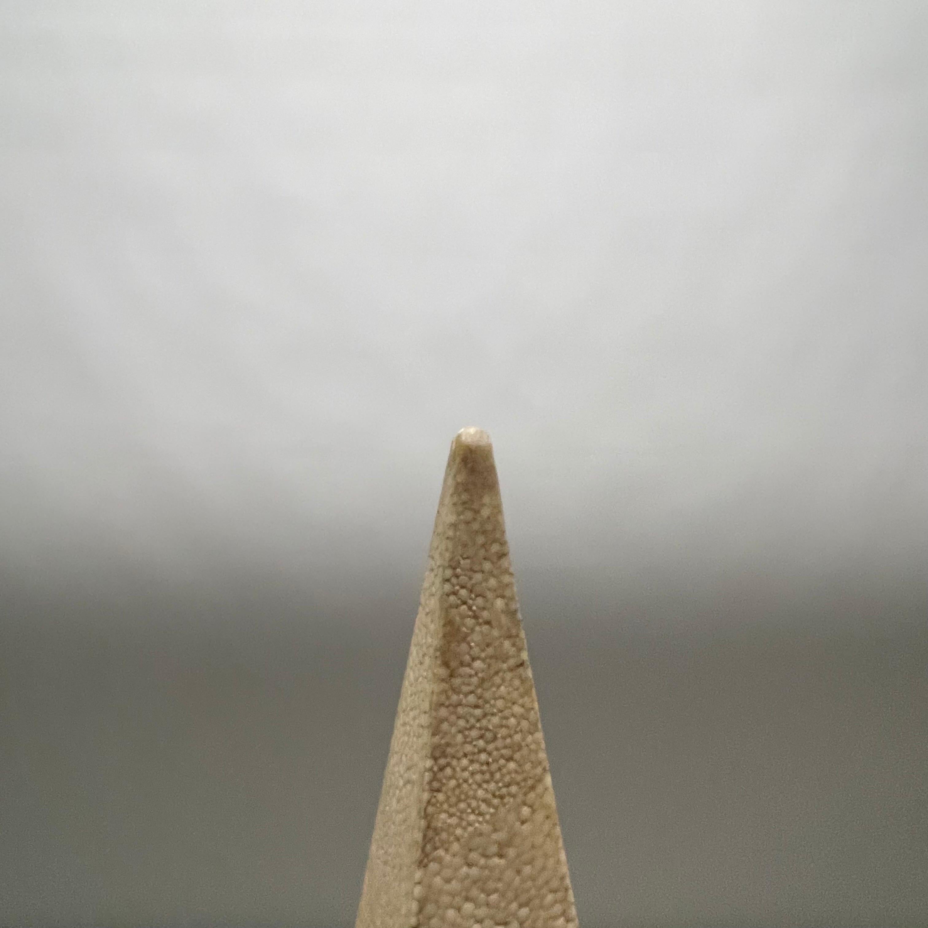 Postmoderne Maitland Smith Handgefertigte Obelisk-Pyramide aus Mosaik und Chagrin, CIRCA 1990er Jahre im Angebot 5