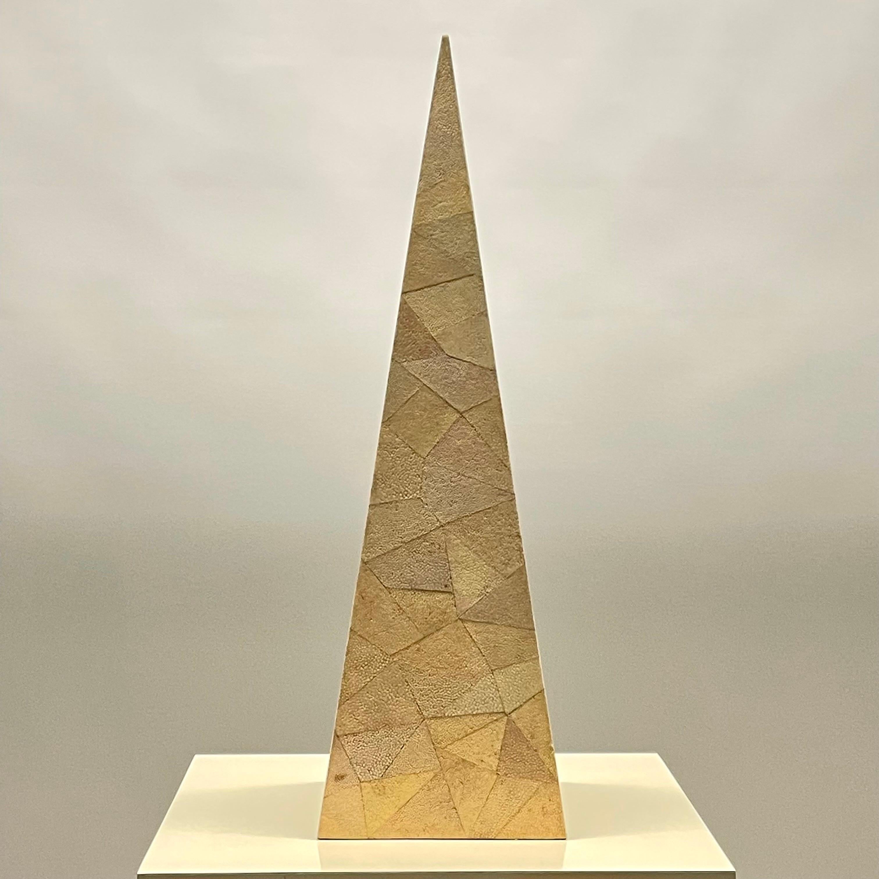Postmoderne Maitland Smith Handgefertigte Obelisk-Pyramide aus Mosaik und Chagrin, CIRCA 1990er Jahre (Philippinisch) im Angebot