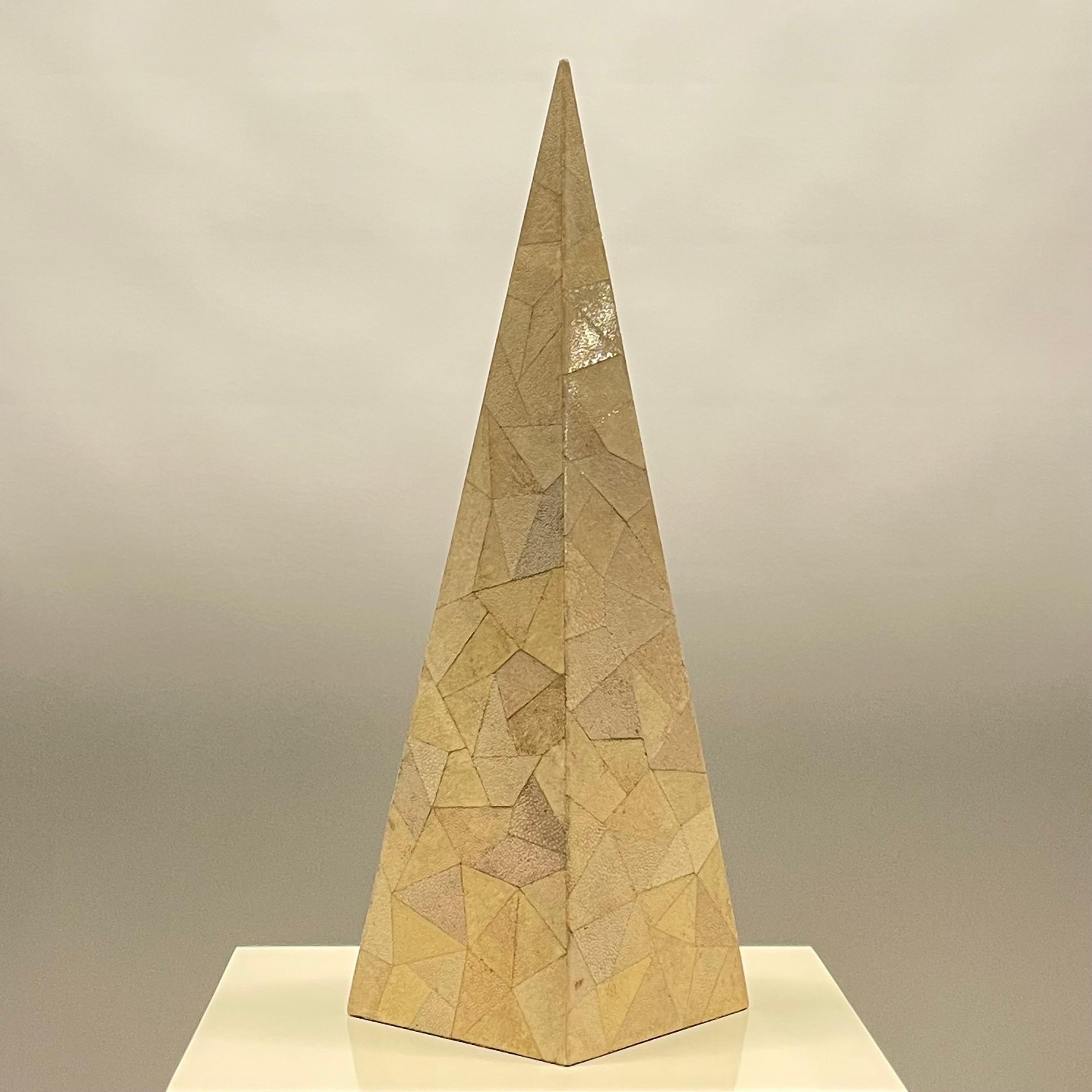 Postmoderne Maitland Smith Handgefertigte Obelisk-Pyramide aus Mosaik und Chagrin, CIRCA 1990er Jahre im Zustand „Gut“ im Angebot in Miami, FL