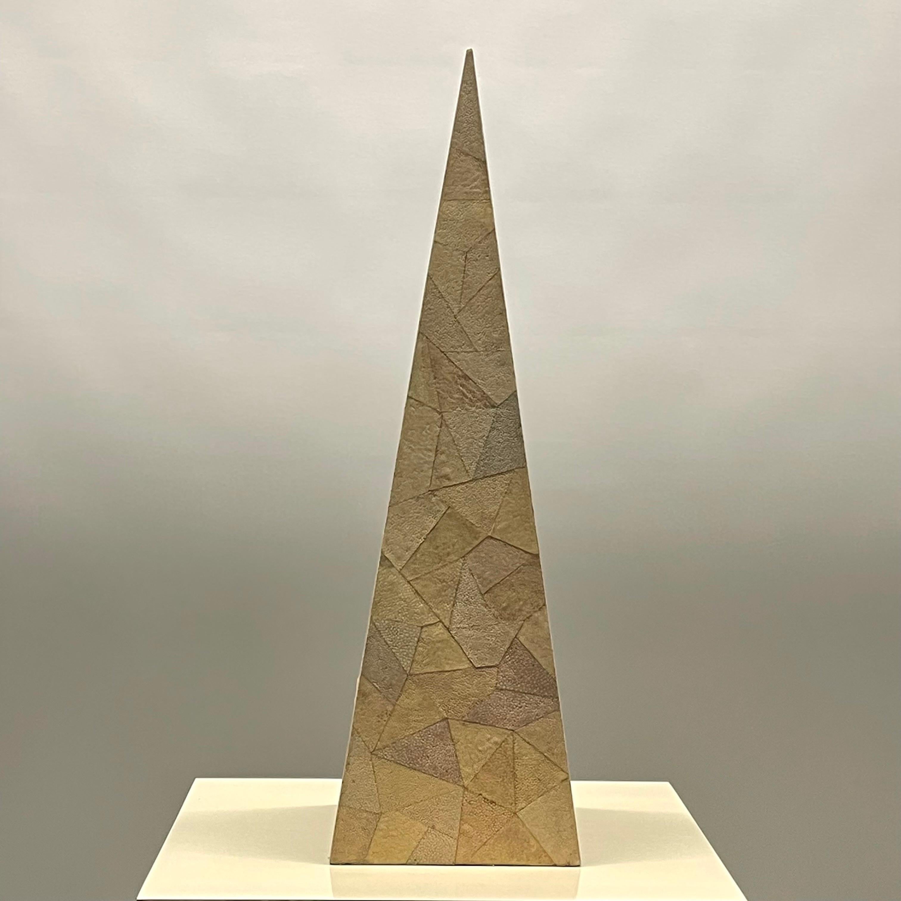 Postmoderne Maitland Smith Handgefertigte Obelisk-Pyramide aus Mosaik und Chagrin, CIRCA 1990er Jahre (20. Jahrhundert) im Angebot