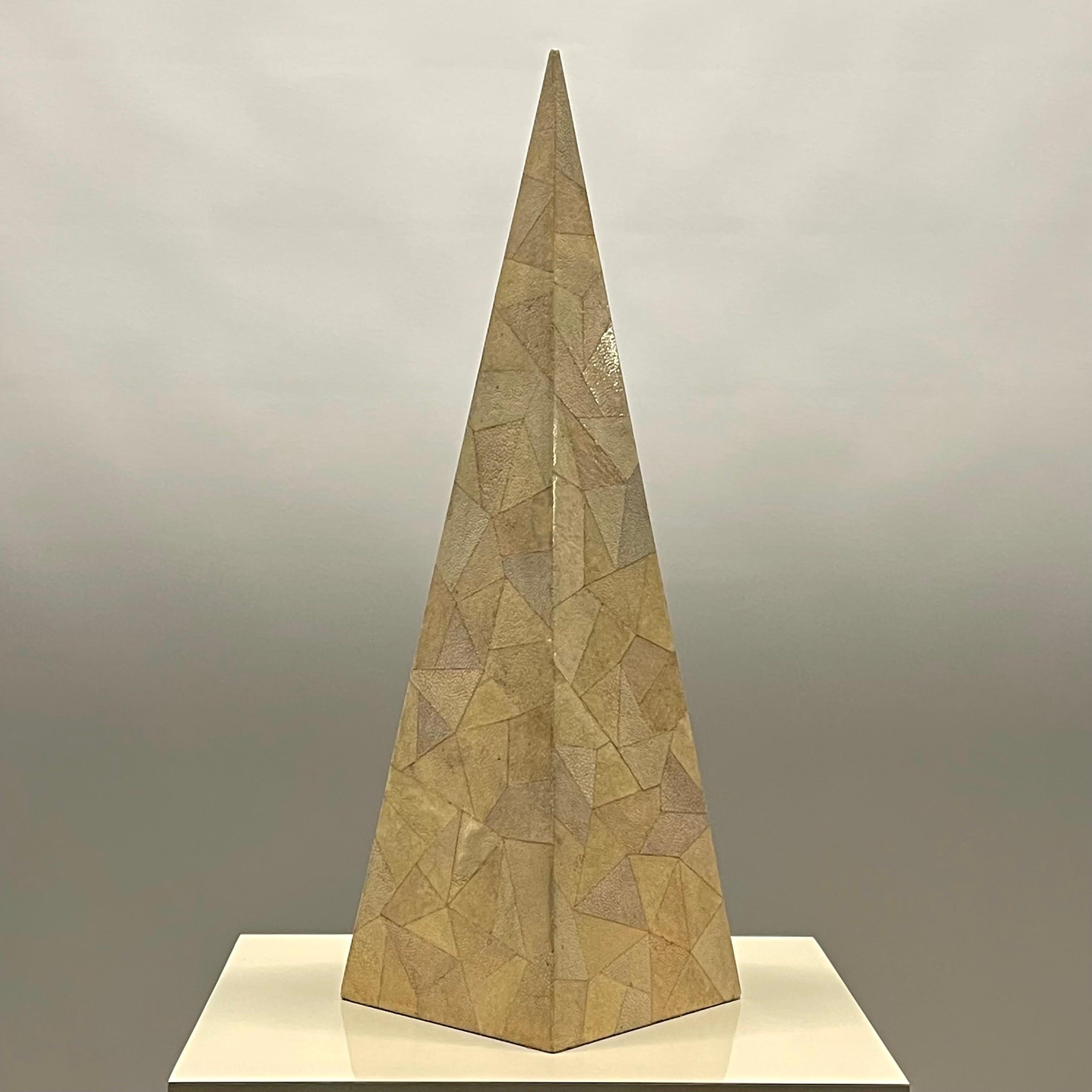 Postmoderne Maitland Smith Handgefertigte Obelisk-Pyramide aus Mosaik und Chagrin, CIRCA 1990er Jahre (Chagrinleder) im Angebot