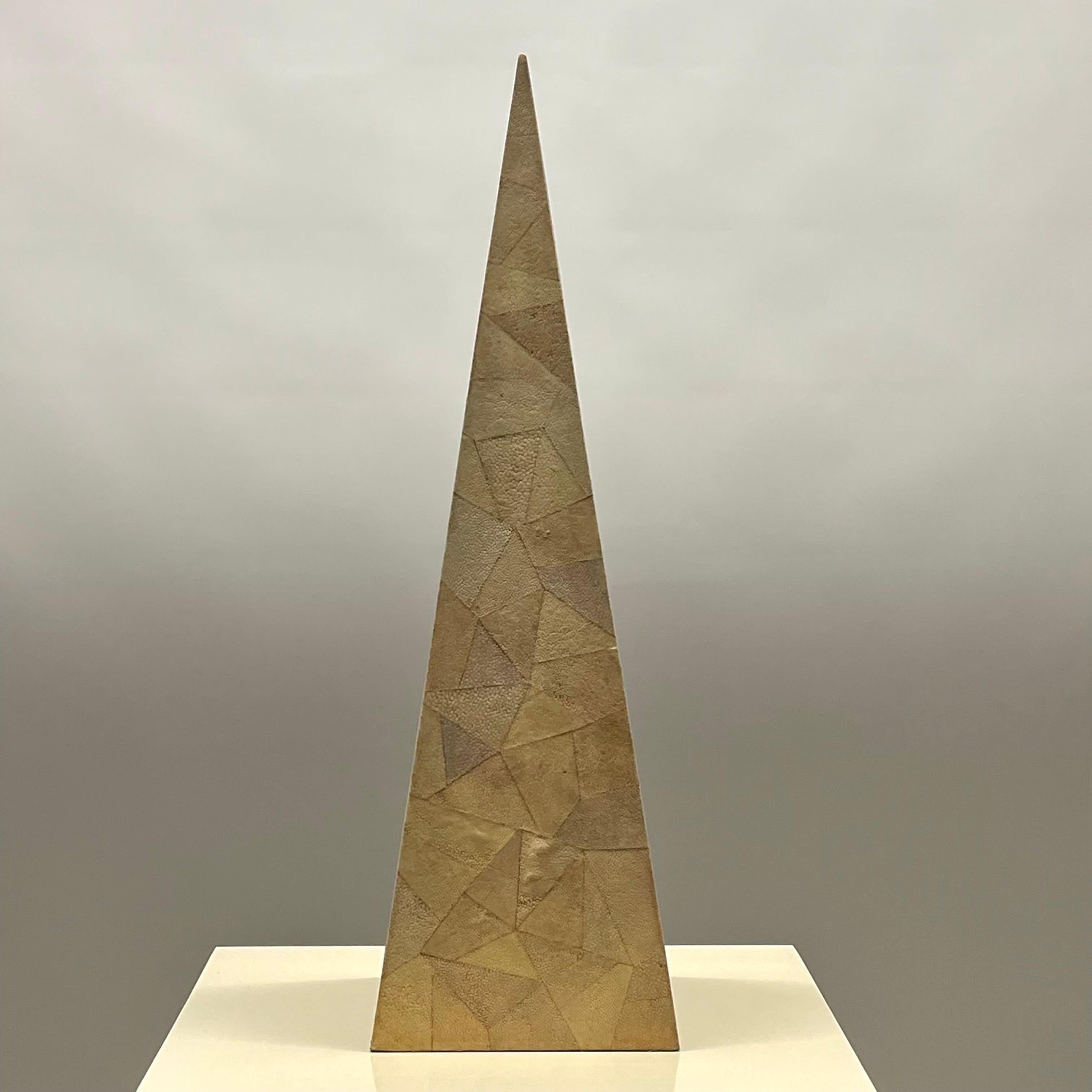 Postmoderne Maitland Smith Handgefertigte Obelisk-Pyramide aus Mosaik und Chagrin, CIRCA 1990er Jahre im Angebot 1