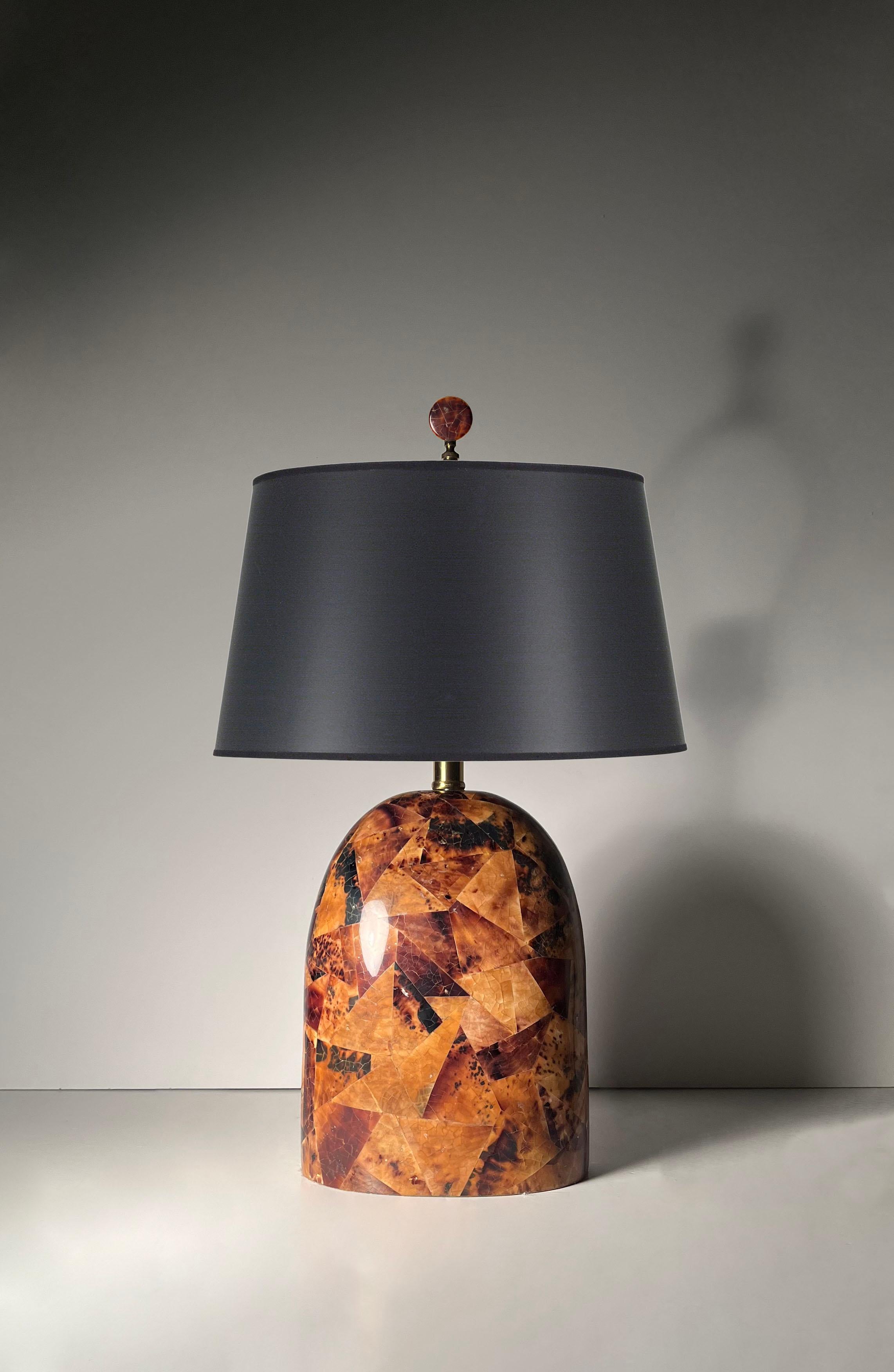 Post Modern Maitland Smith Tessellated Penshell Table Lamp.

Strong Post-Modern rounded form in the manner of Karl Springer.

The finial is also in the matching  Penshell.

Fully signed and dated on underside by Maitland Smith.