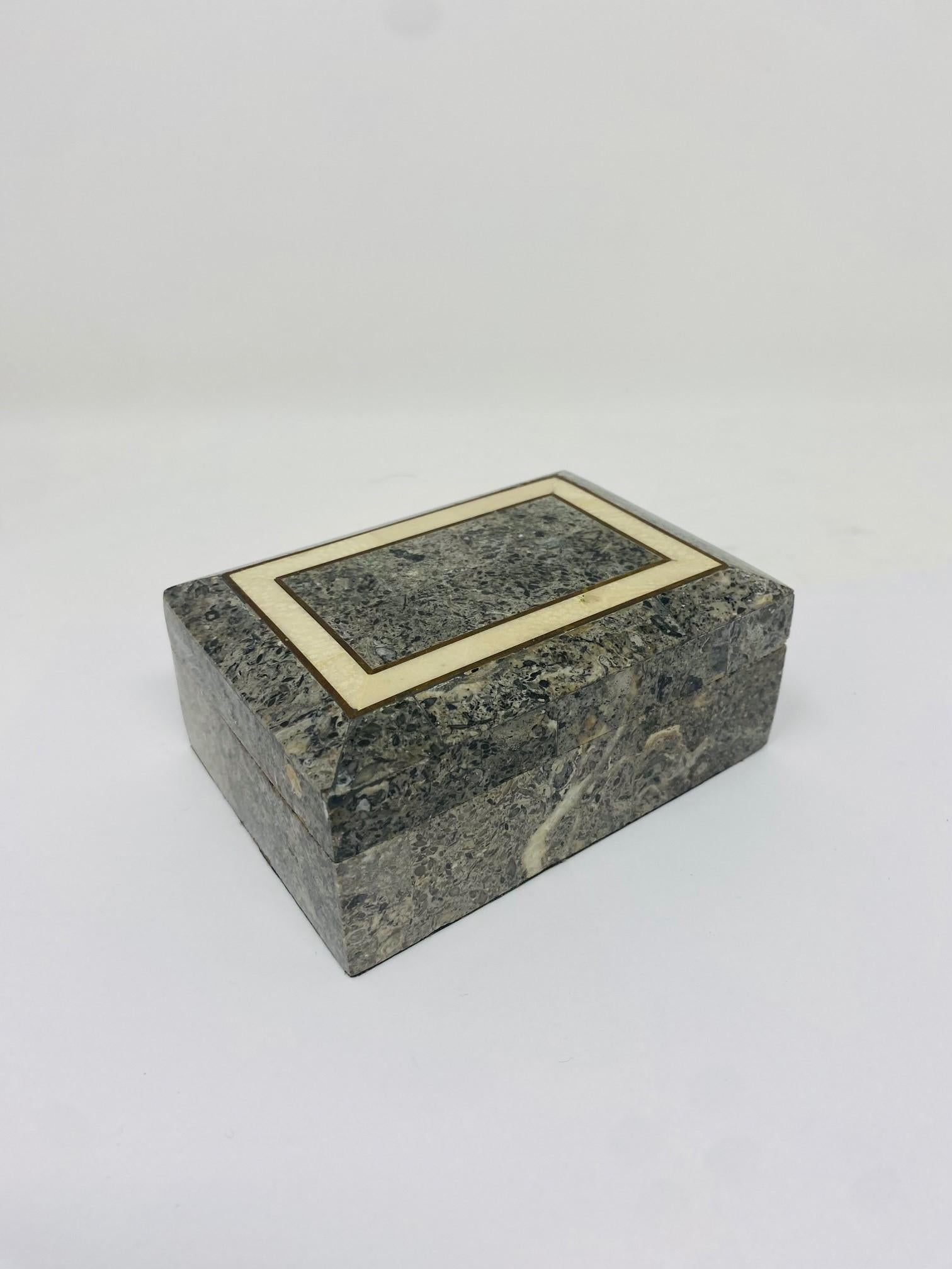 20ième siècle Boîte à bijoux Maitland Smith postmoderne à couvercle en travertin en vente