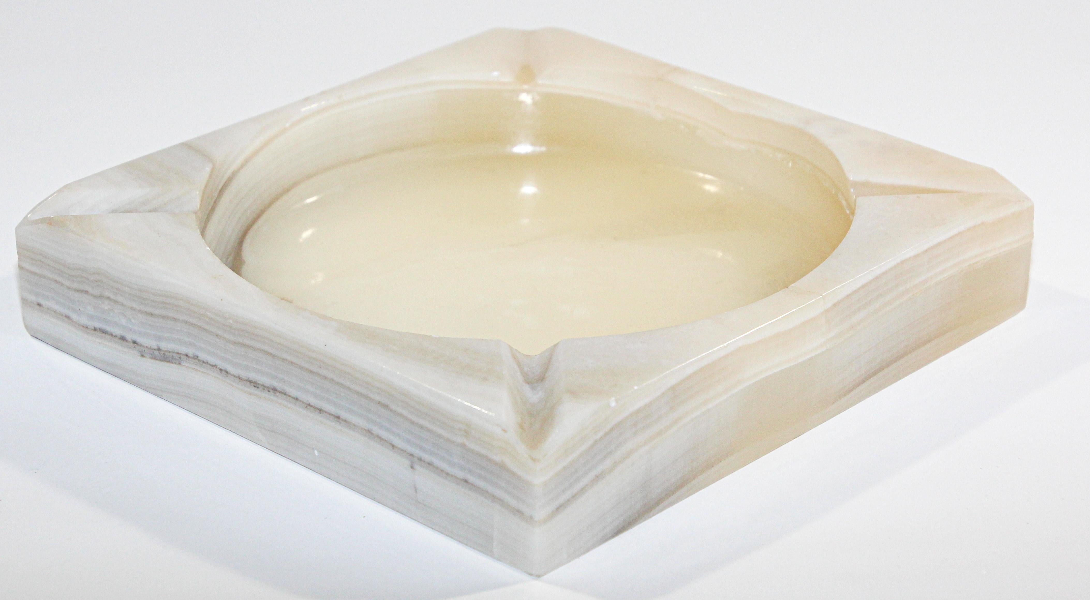Large vintage Polished Alabaster square ashtray with a low profile and wide bowl. 
Vintage beige stone large ashtray with brown and grey color accents.
Mid-20th century stylish post modern heavy marble alabaster stone ashtray.
Beautiful vintage