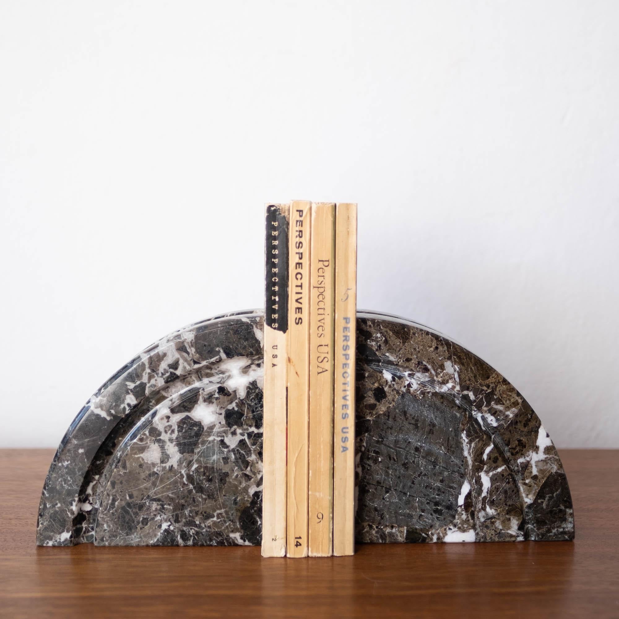 Belle paire de serre-livres italiens en marbre, datant des années 1970. Dans le style de Sergio Asti. La pierre est magnifiquement veinée et en excellent état. Ces serre-livres presque identiques sont sculpturaux et fonctionnels.