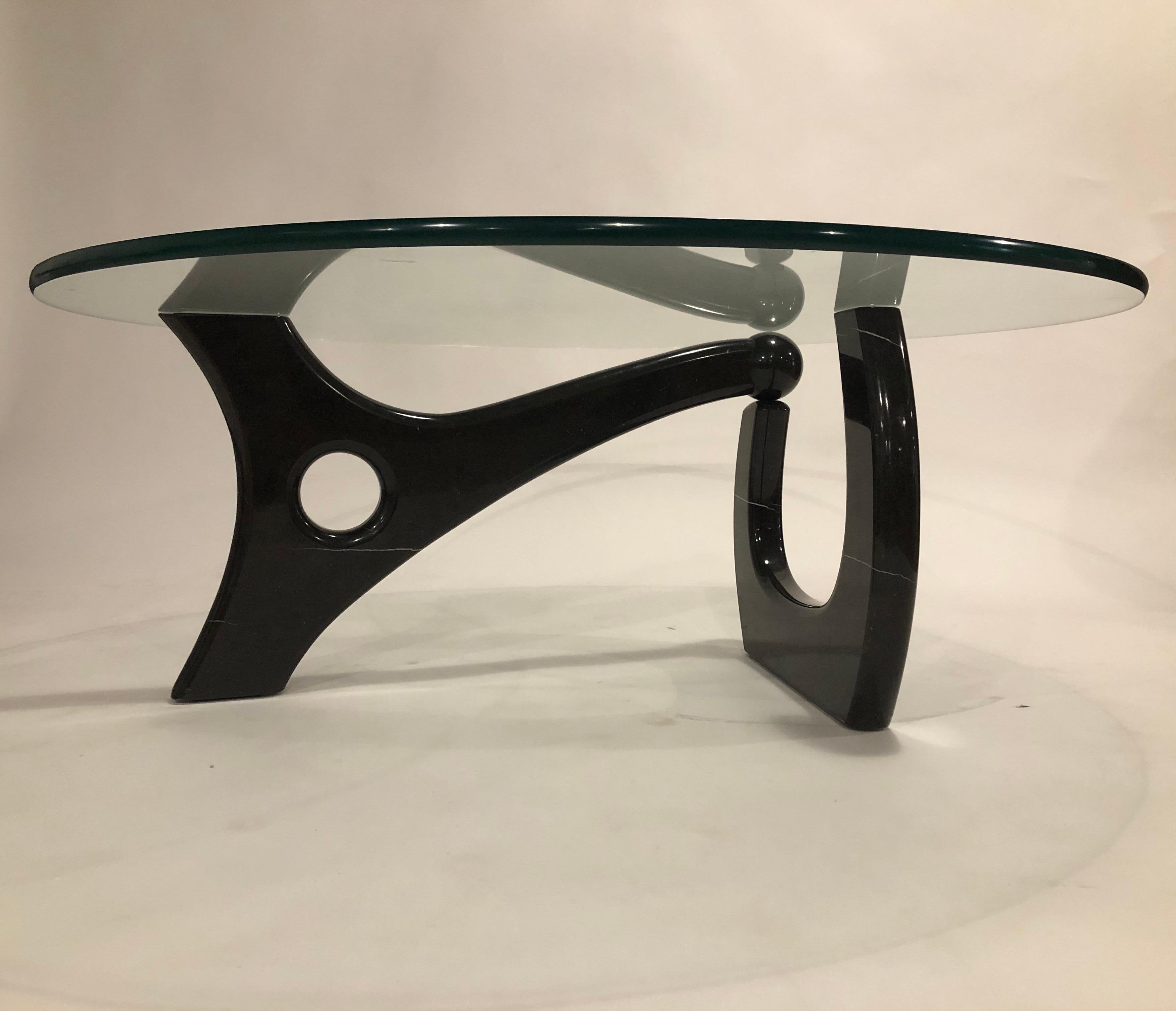 Table de cocktail de style Noguchi et de conception postmoderne, conçue par le célèbre designer de Chicago Richard Himmel, en onyx et en verre. De la propriété de la famille Himmel à Chicago. Il date probablement du début des années 1980. Représenté