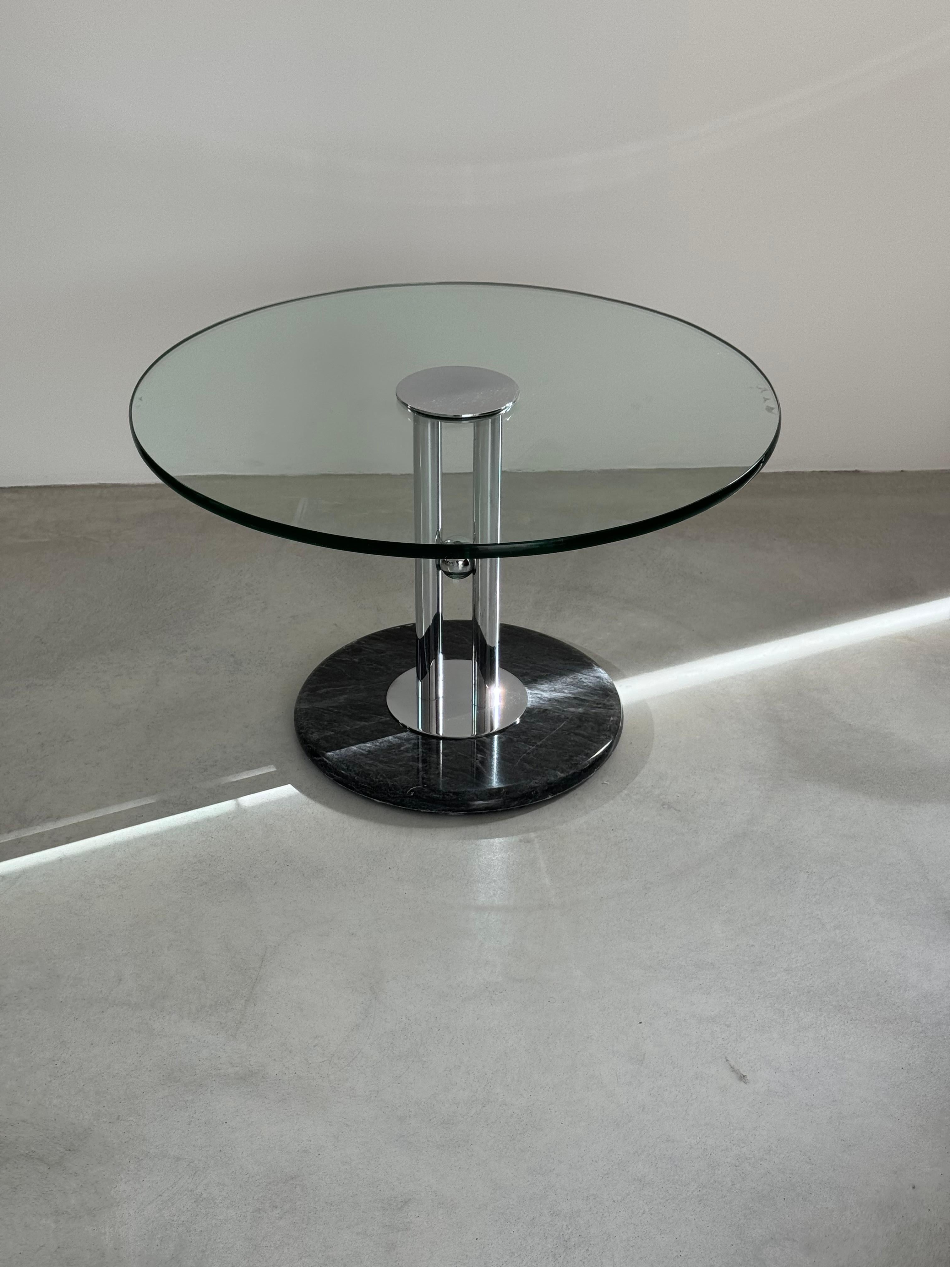 Métal Table basse postmoderne en marbre et verre, design italien, vers les années 1980 en vente