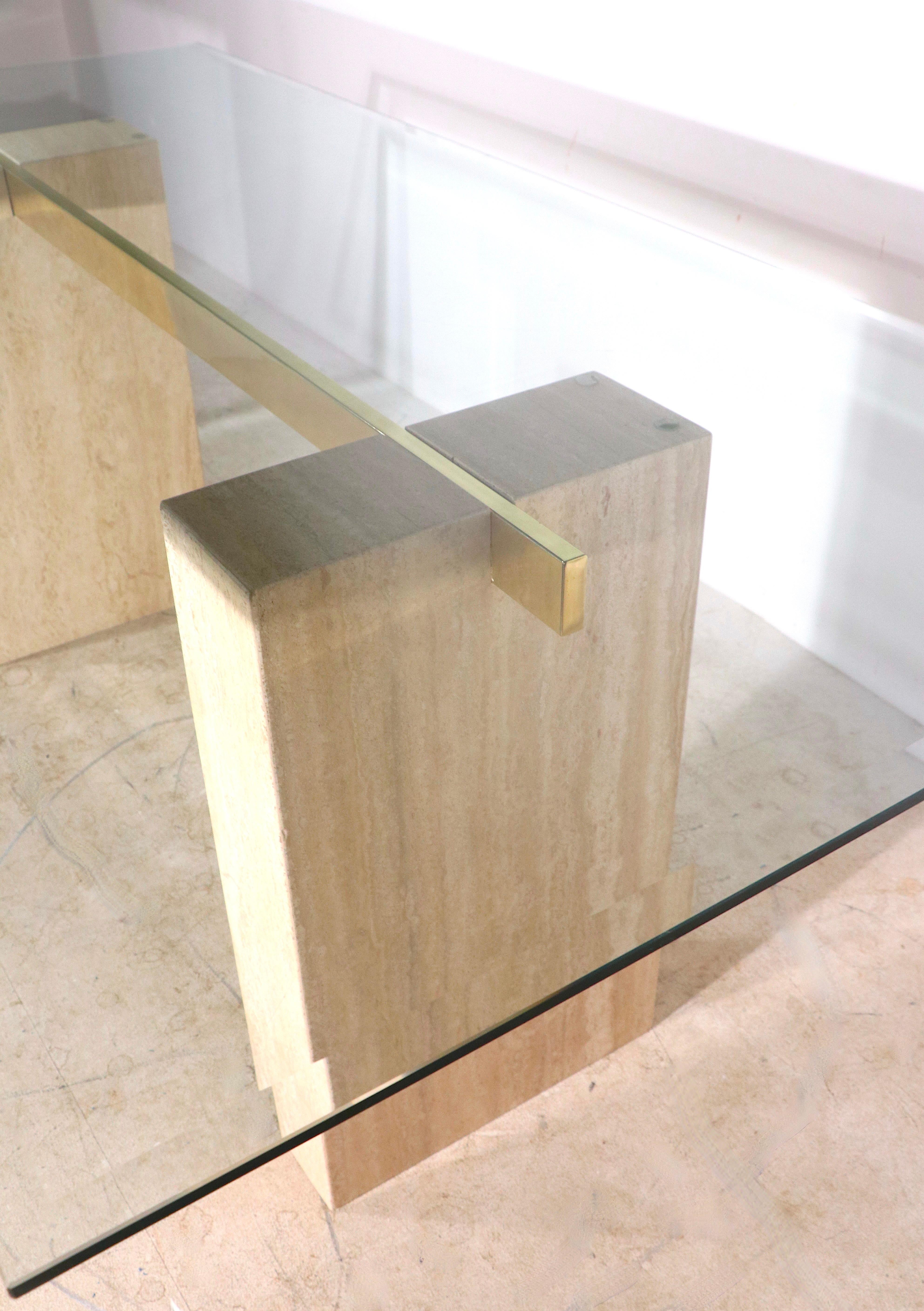 Laiton Table de salle à manger post-moderne en verre et marbre fabriquée en Italie par Artedi en vente