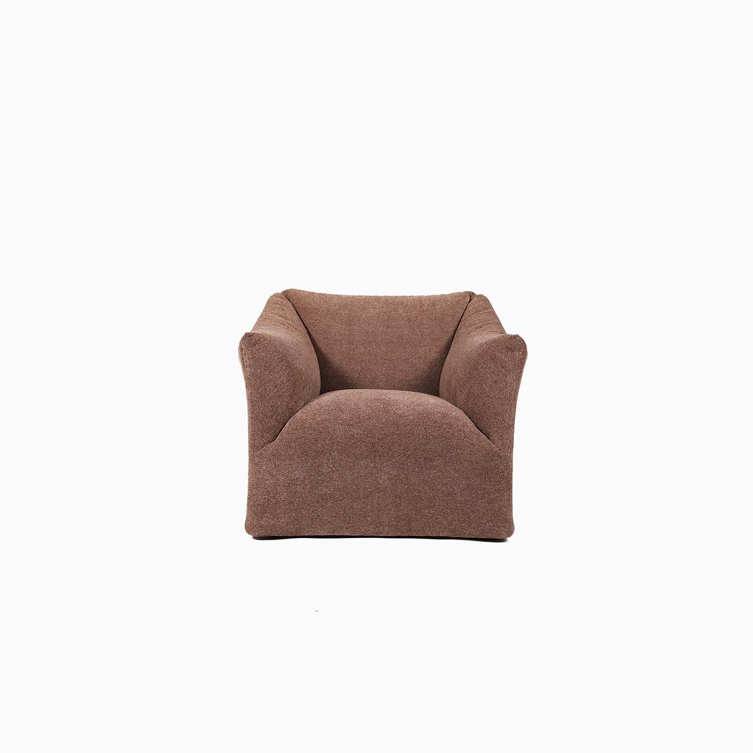 An Italian Post Modern lounge chair designed by Mario Bellini. Ours is produced by early manufacturer Atelier International. Newly upholstered in Pollack textiles ” Zen” Chai. A lounge that will swallow you up in comfort.

Professional, skilled