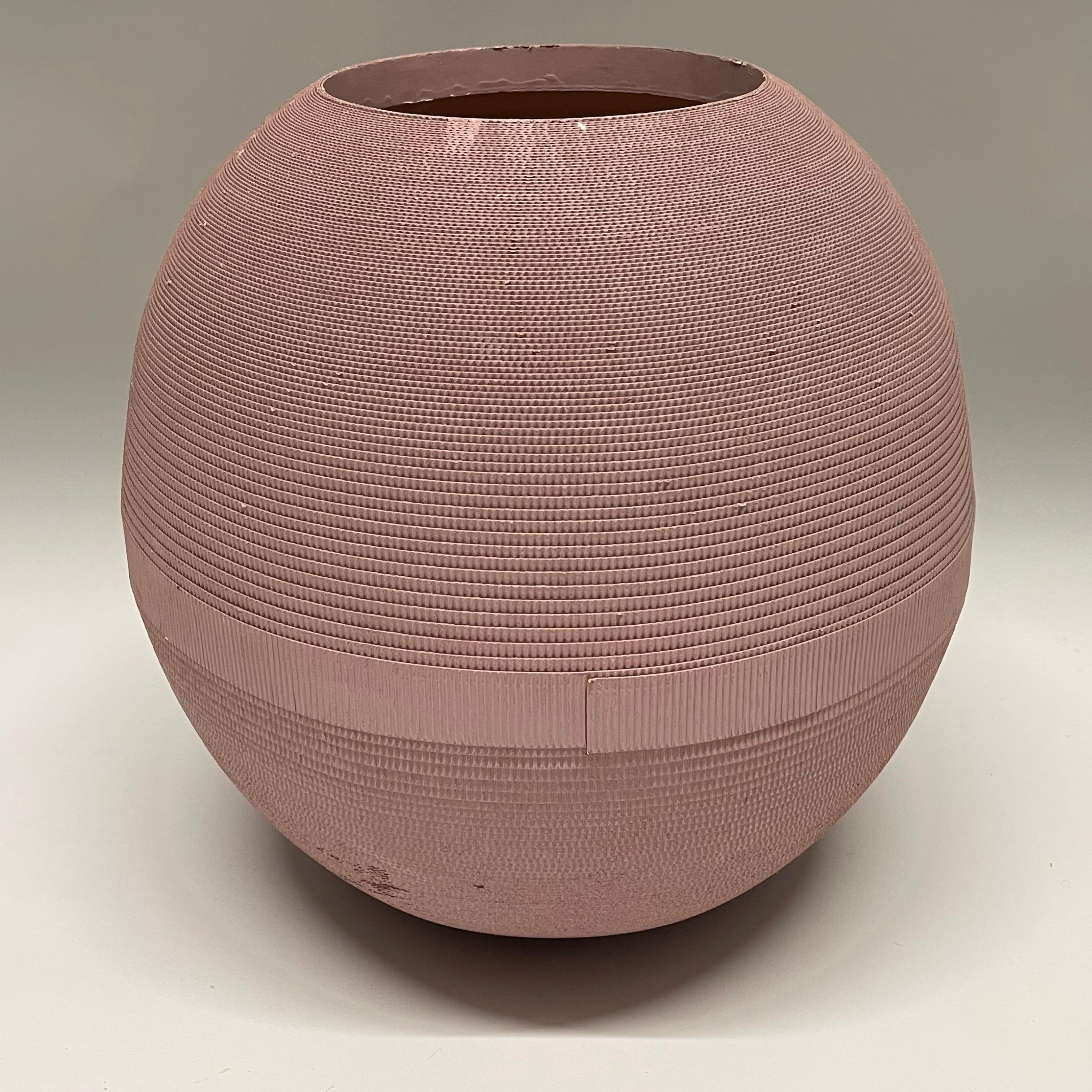 Américain Vase en carton ondulé post-moderne peint en rose mauve, par Flute Chicago en vente