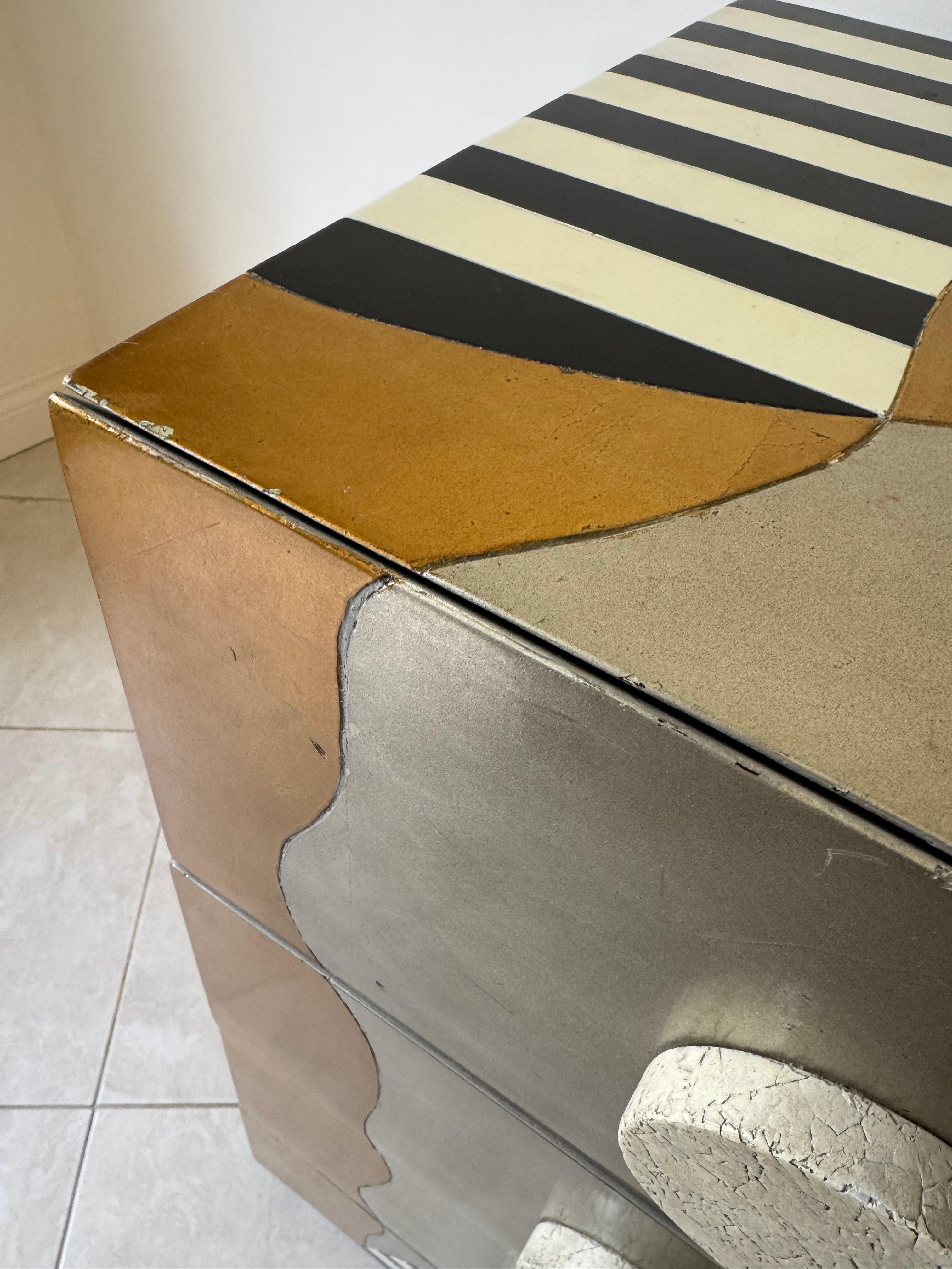 Feuille d'or Commode post-moderne Memphis par Lam Lee en vente