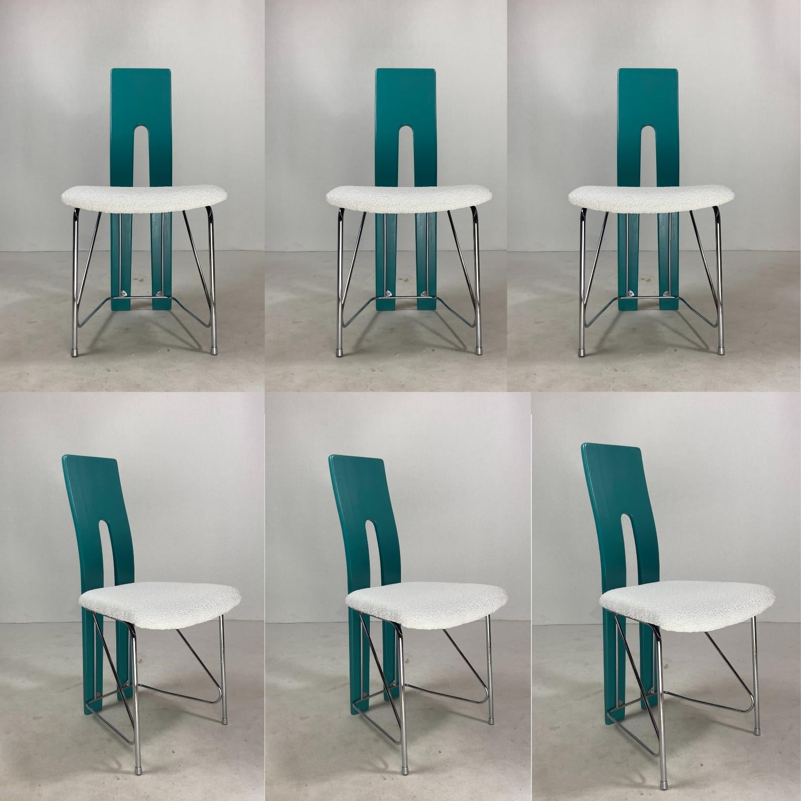 Splendido set di 6 sedie da pranzo Memphis in turchese con imbottitura in bouclé bianco su struttura in filo metallico. Questo set è in buone condizioni vintage, considerando che ha circa 40 anni. Alcuni graffi molto lievi sul legno e una leggera