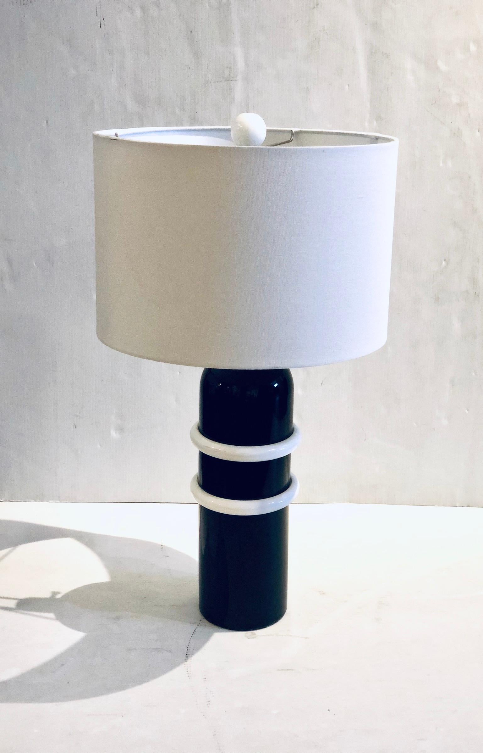 Beautiful elegant table lamp in black and white enameled finish accents, circa 1980s perfectly working with a cool white painted wood ball finial, lampshade is not included. The lamp its 28