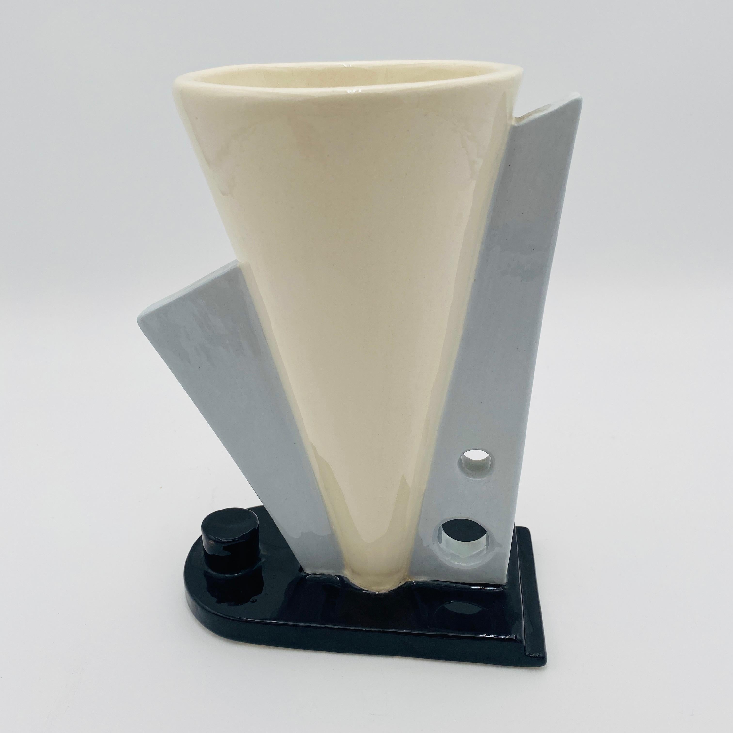 Vaso in ceramica post-moderno in stile Memphis Milano, Italia, 1985 in vendita 3