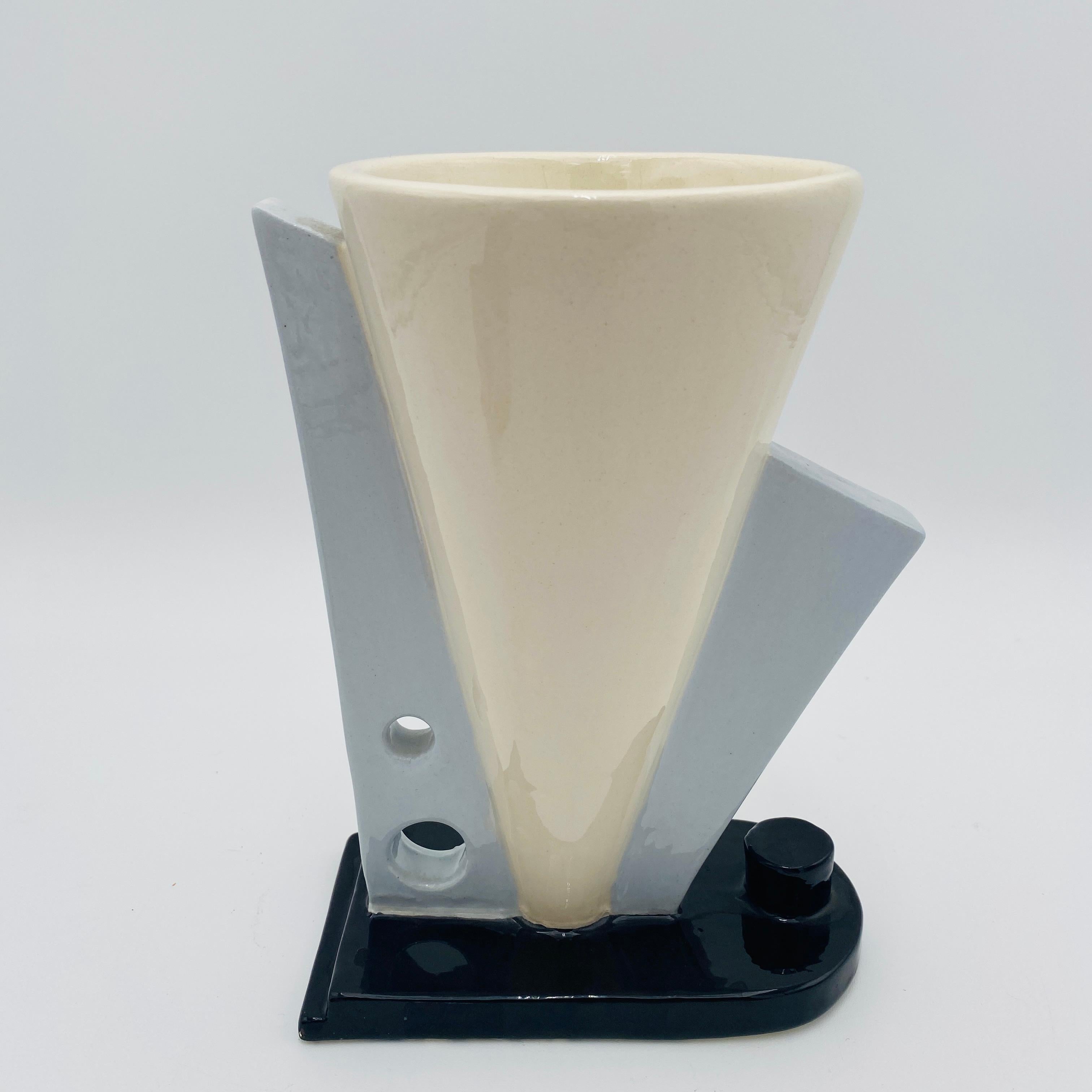 Si tratta di un vaso in ceramica post-moderno in stile Memphis Milano, firmato e datato 1985. È un'edizione limitata a 12/25 esemplari ed è firmata 