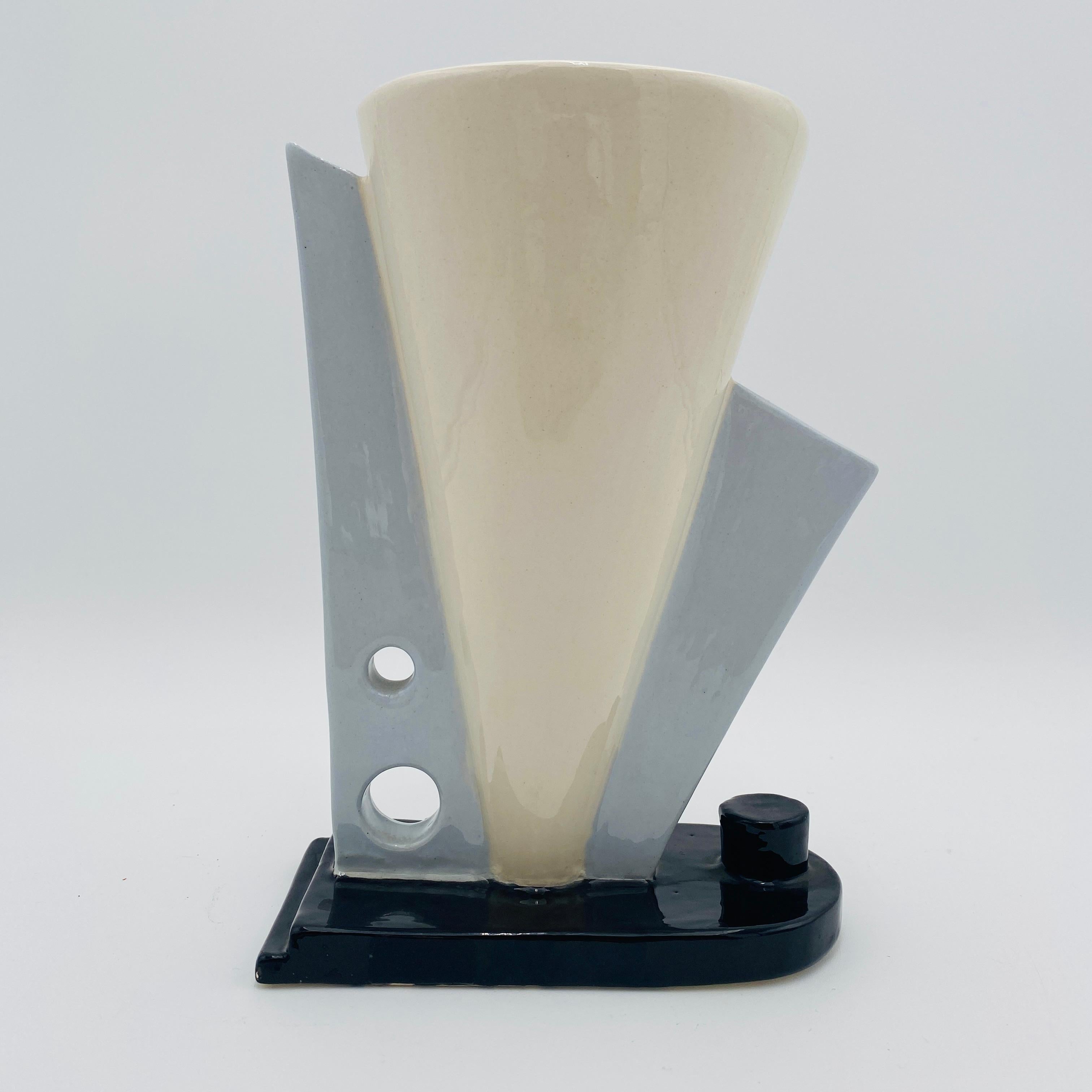 Postmoderno Vaso in ceramica post-moderno in stile Memphis Milano, Italia, 1985 in vendita