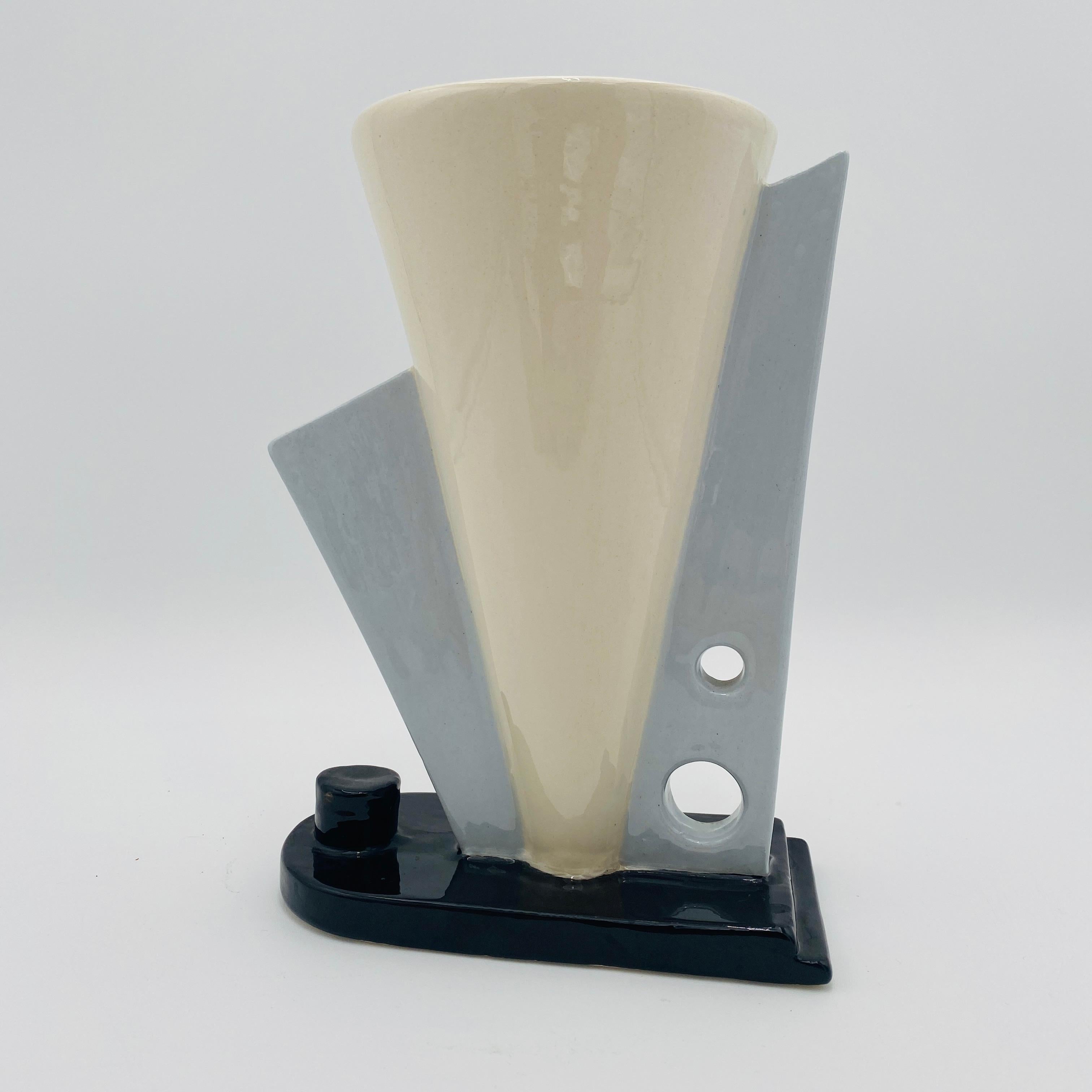 Italiano Vaso in ceramica post-moderno in stile Memphis Milano, Italia, 1985 in vendita