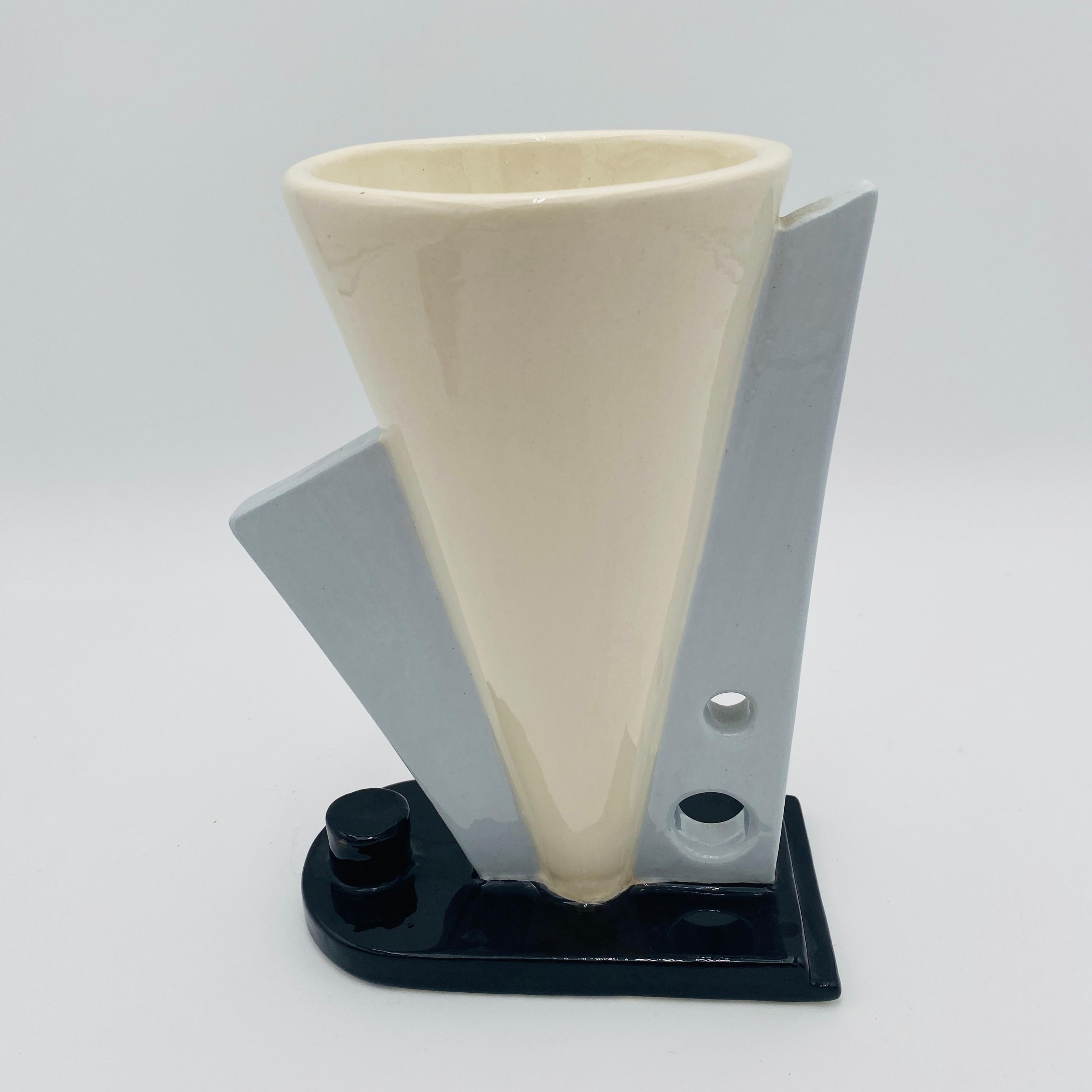 Smaltato Vaso in ceramica post-moderno in stile Memphis Milano, Italia, 1985 in vendita