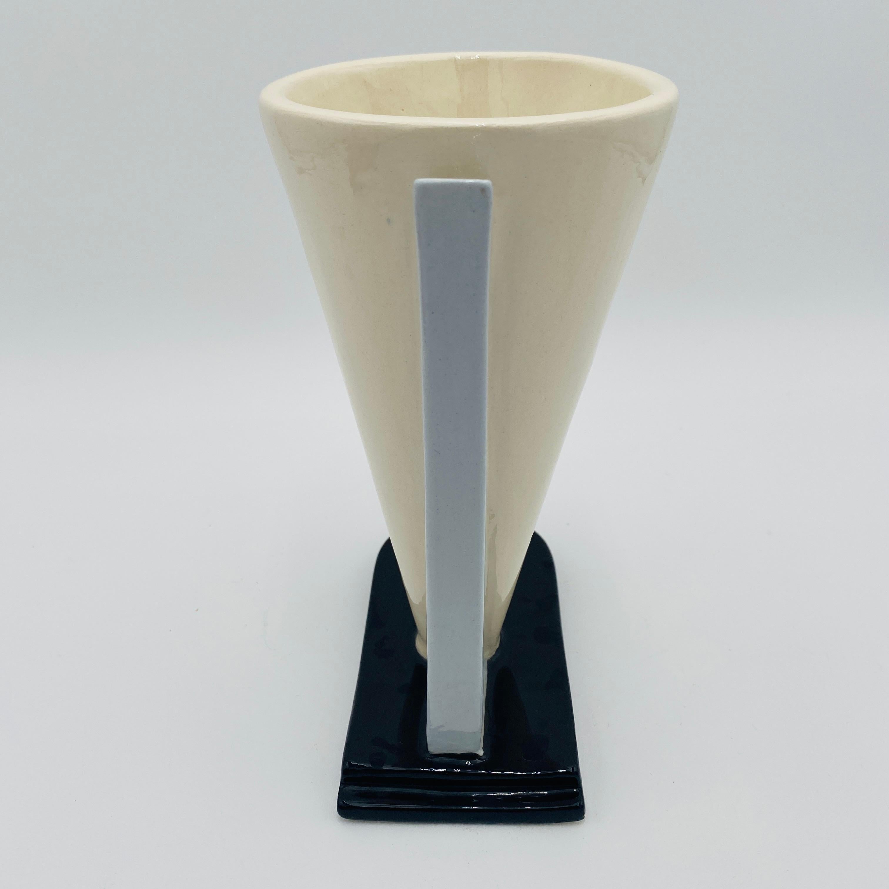 Vaso in ceramica post-moderno in stile Memphis Milano, Italia, 1985 in vendita 1
