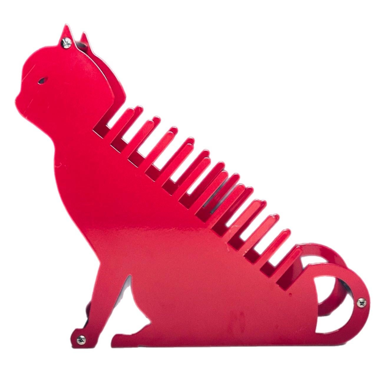 Maravillosa, caprichosa y brillante carpeta de escritorio Gato Rojo del artista Brutalista estadounidense Salvatore Campos. 

Los gatos (de ambos lados) están recortados en chapa y recubiertos de pintura esmaltada roja. 

Se puede utilizar para