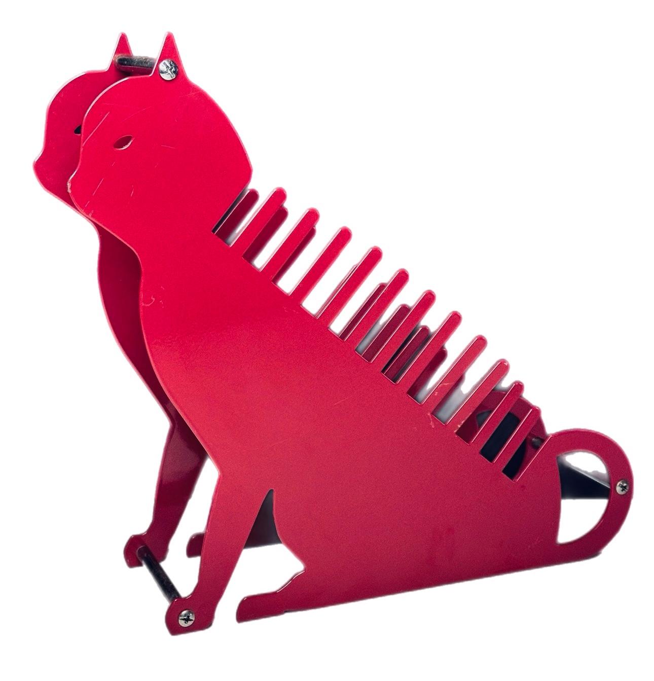 Post Moderno Memphis Salvatore Campos Art Brute Gato Rojo Soporte de escritorio metálico para cartas Posmoderno en venta