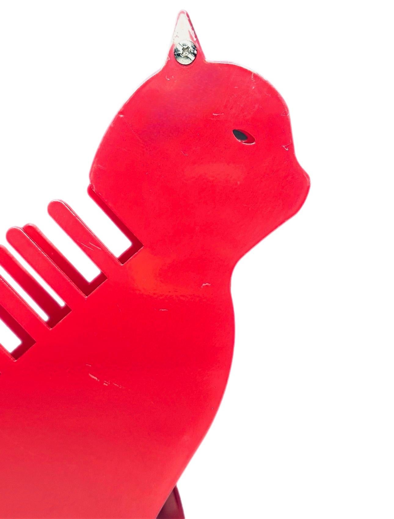 Post Moderno Memphis Salvatore Campos Art Brute Gato Rojo Soporte de escritorio metálico para cartas Estadounidense en venta