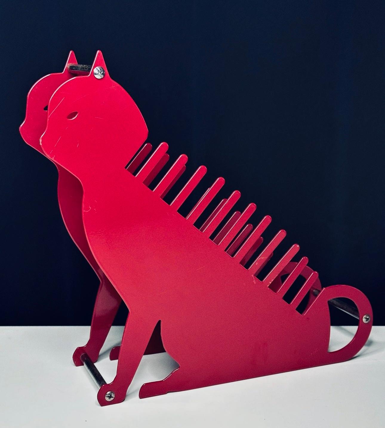 Post Moderno Memphis Salvatore Campos Art Brute Gato Rojo Soporte de escritorio metálico para cartas Hoja de metal en venta