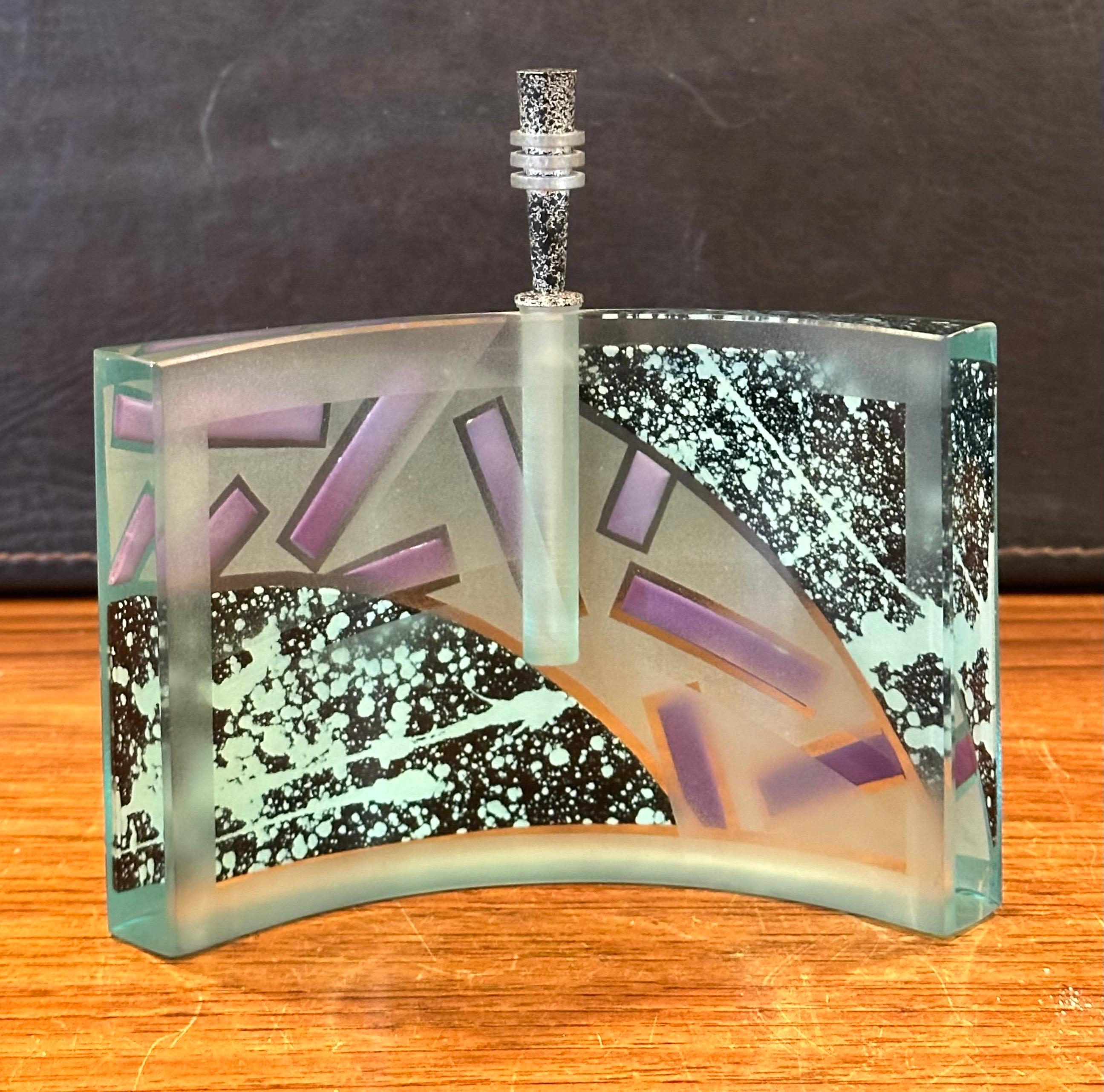 Postmoderne Parfümflasche aus Kunstglas im Memphis-Stil mit Stopper von Joan Irving 4