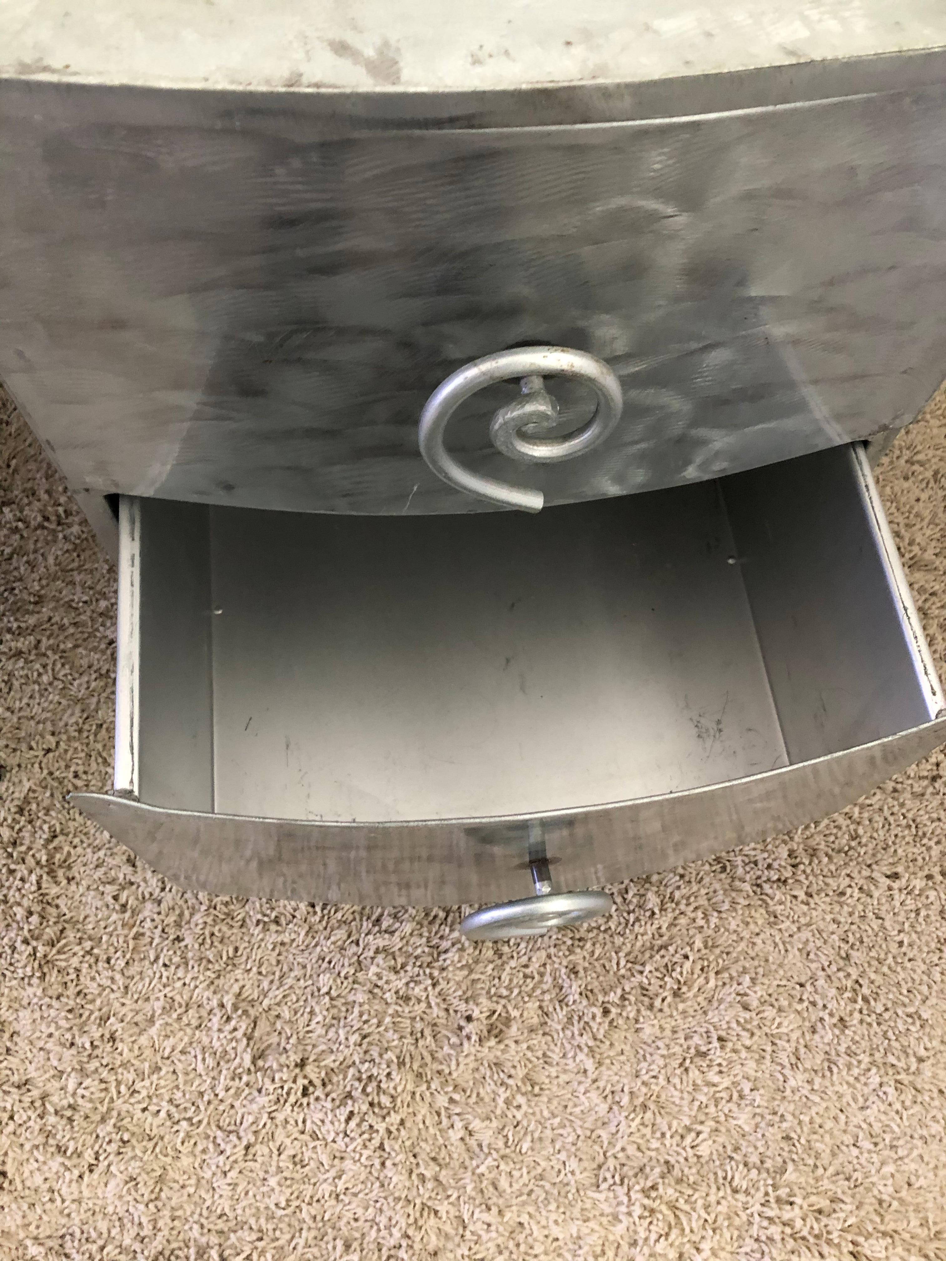 Moderne Nachttische/Beistelltische aus gebürstetem Aluminium im Memphis-Stil im Angebot 2
