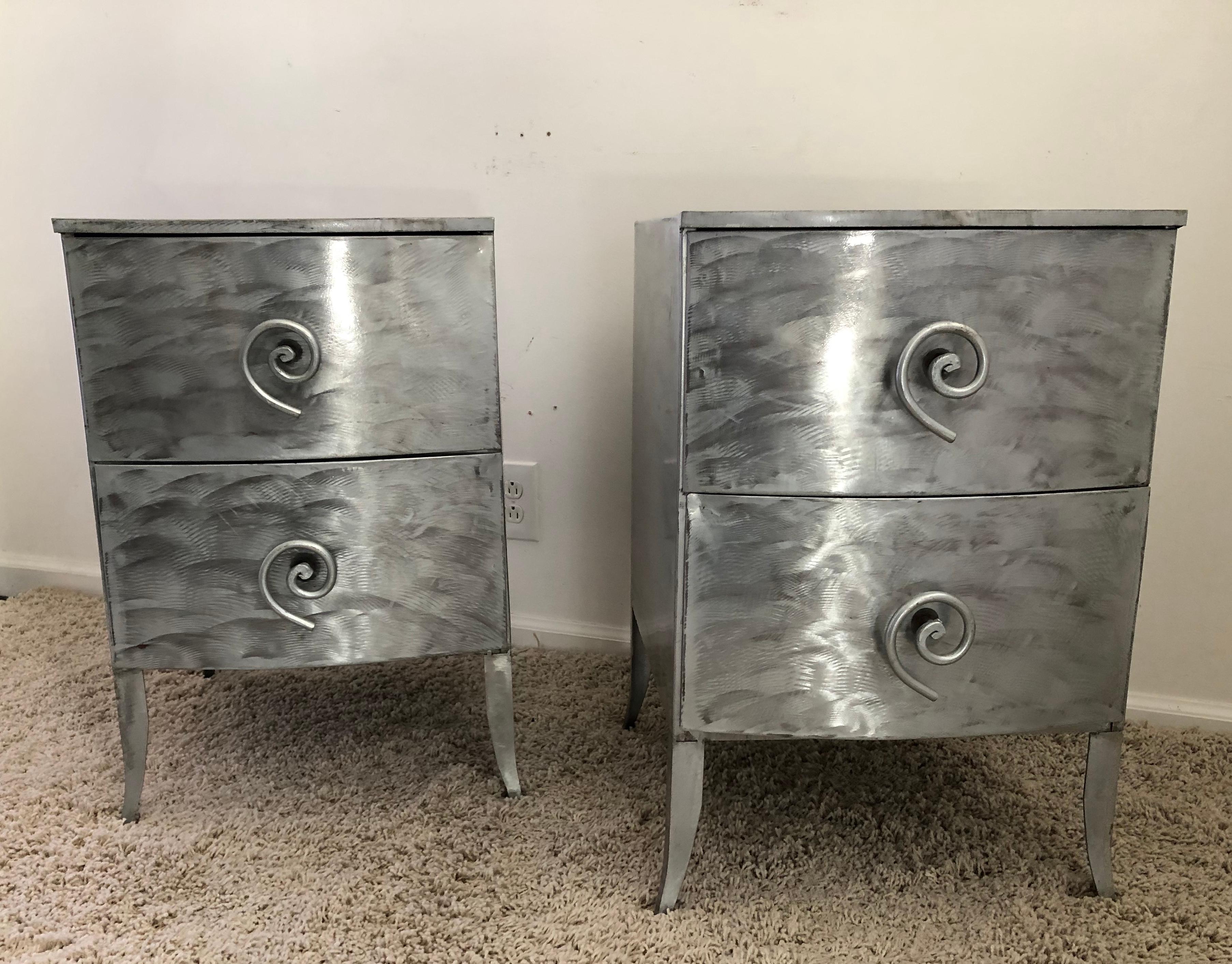 Moderne Nachttische/Beistelltische aus gebürstetem Aluminium im Memphis-Stil (amerikanisch) im Angebot