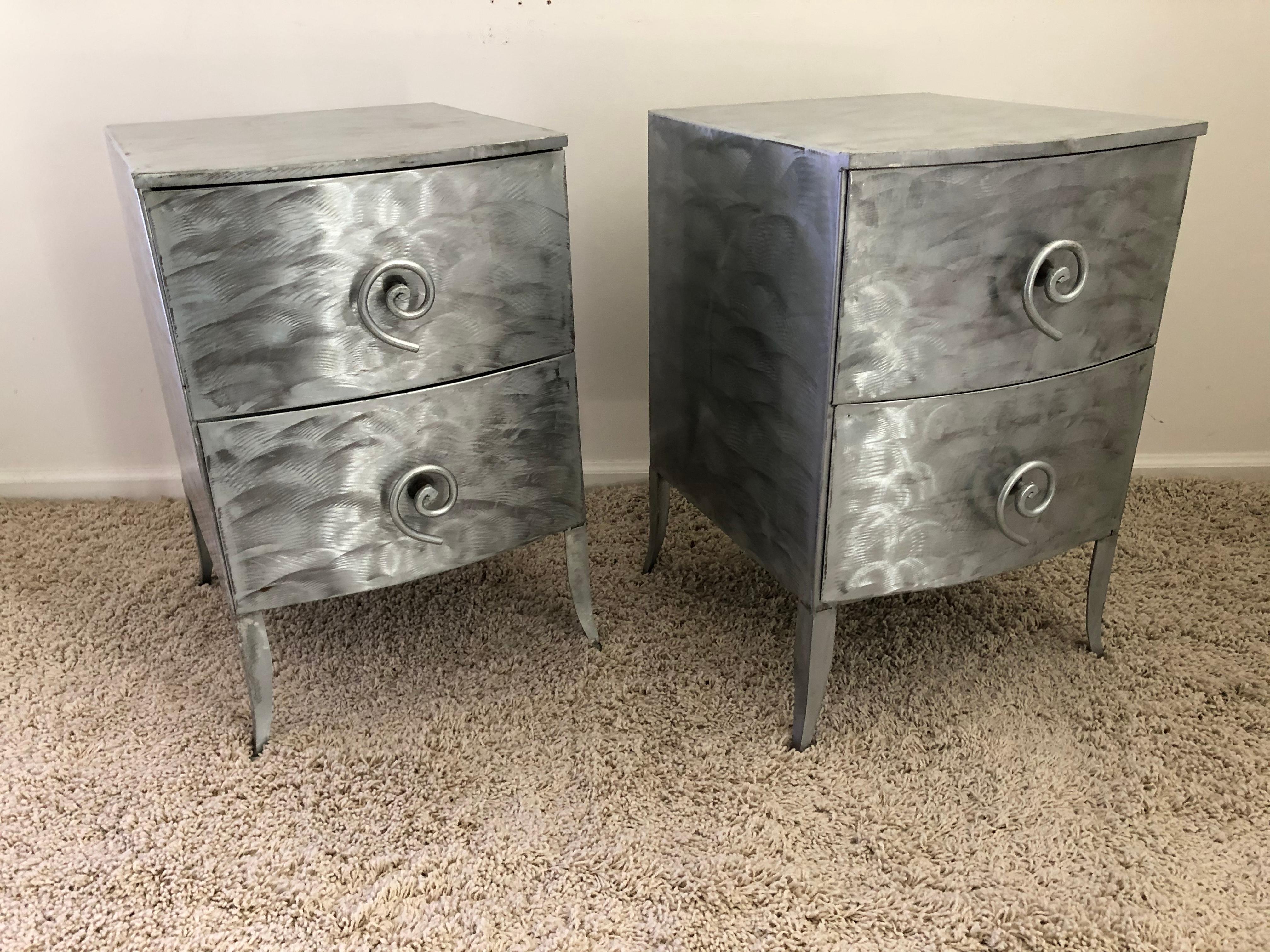 Moderne Nachttische/Beistelltische aus gebürstetem Aluminium im Memphis-Stil (Gebürstet) im Angebot