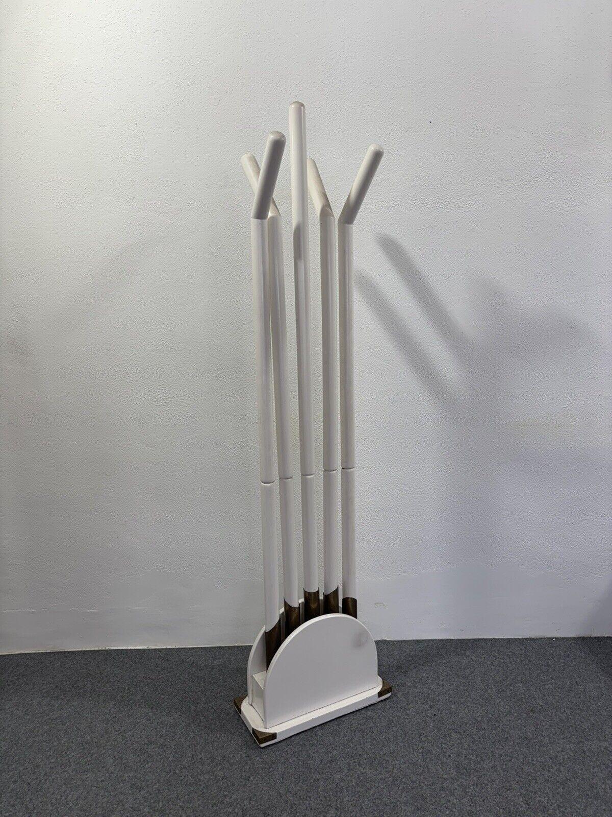 1980S - ELEGANT AS MUCH AS RARE MEMPHIS STYLE COAT RACK.

WHITE LACQUERED WOOD FRAME, BRASS DETAILS.

THE ITEM IS IN EXCELLENT CONSERVATIVE CONDITION, THERE ARE NO COSMETIC OR STRUCTURAL DEFECTS TO REPORT, ONLY SLIGHT AND OBVIOUS SIGNS OF AGING.