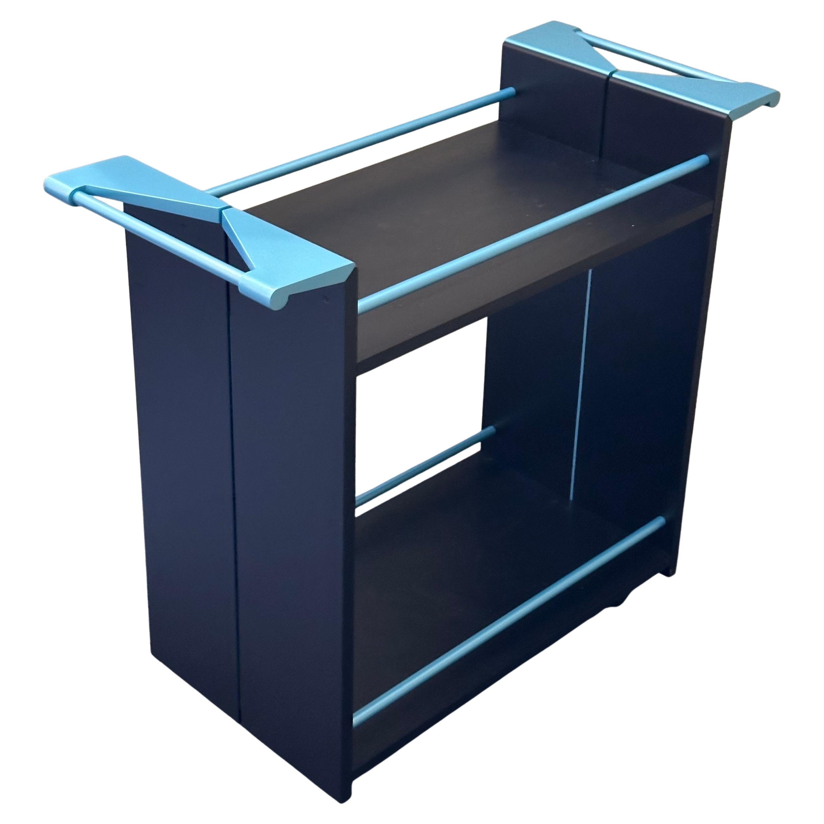 Splendido esempio di design italiano Post Design Modern di Memphis, anni '80 circa. Un pezzo versatile su rotelle che può essere utilizzato come carrello da tè, da bar o da portata. Il pezzo è realizzato in legno con struttura e maniglie in