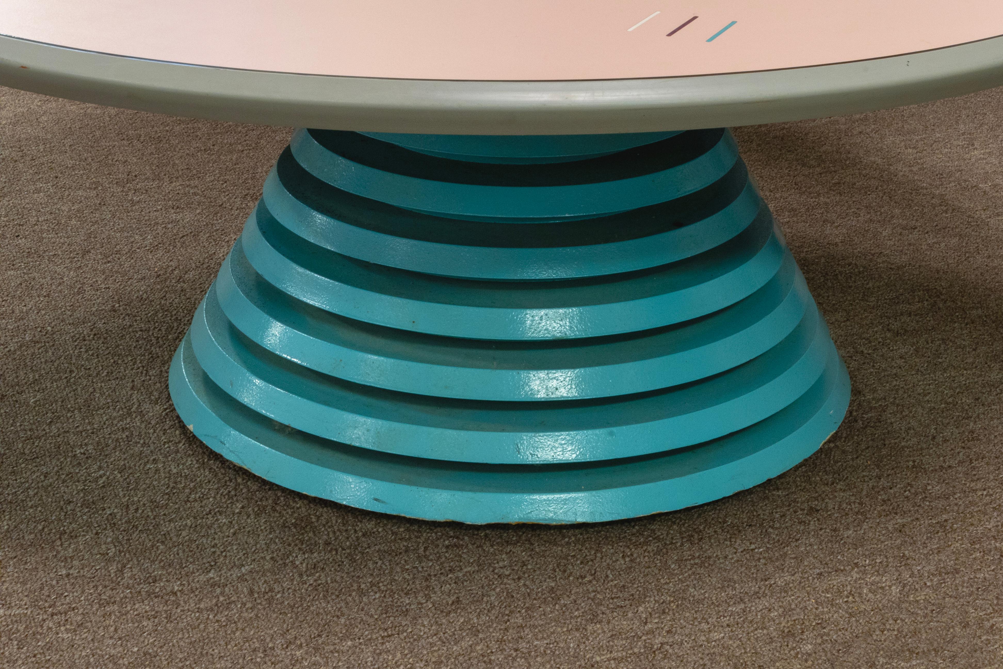 Américain Table basse circulaire rose et sarcelle avec plateau graphique, style post-moderne Memphis en vente