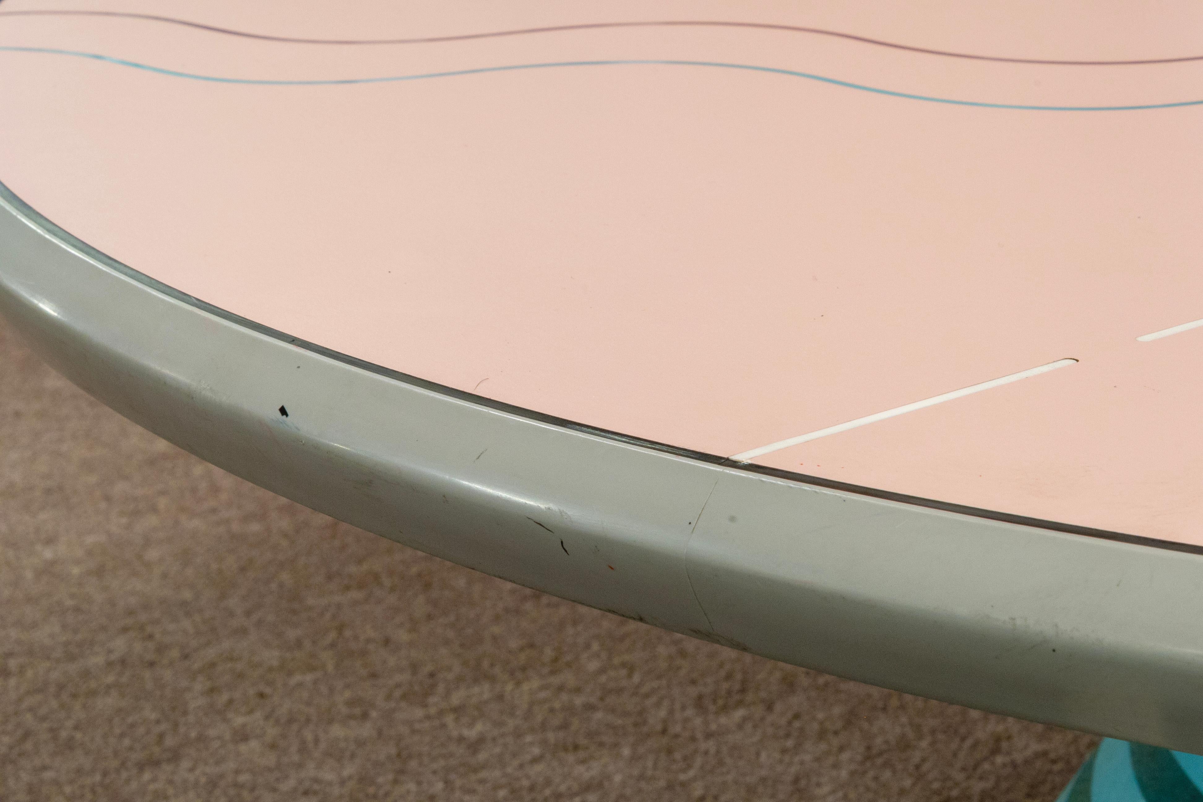 Fin du 20e siècle Table basse circulaire rose et sarcelle avec plateau graphique, style post-moderne Memphis en vente