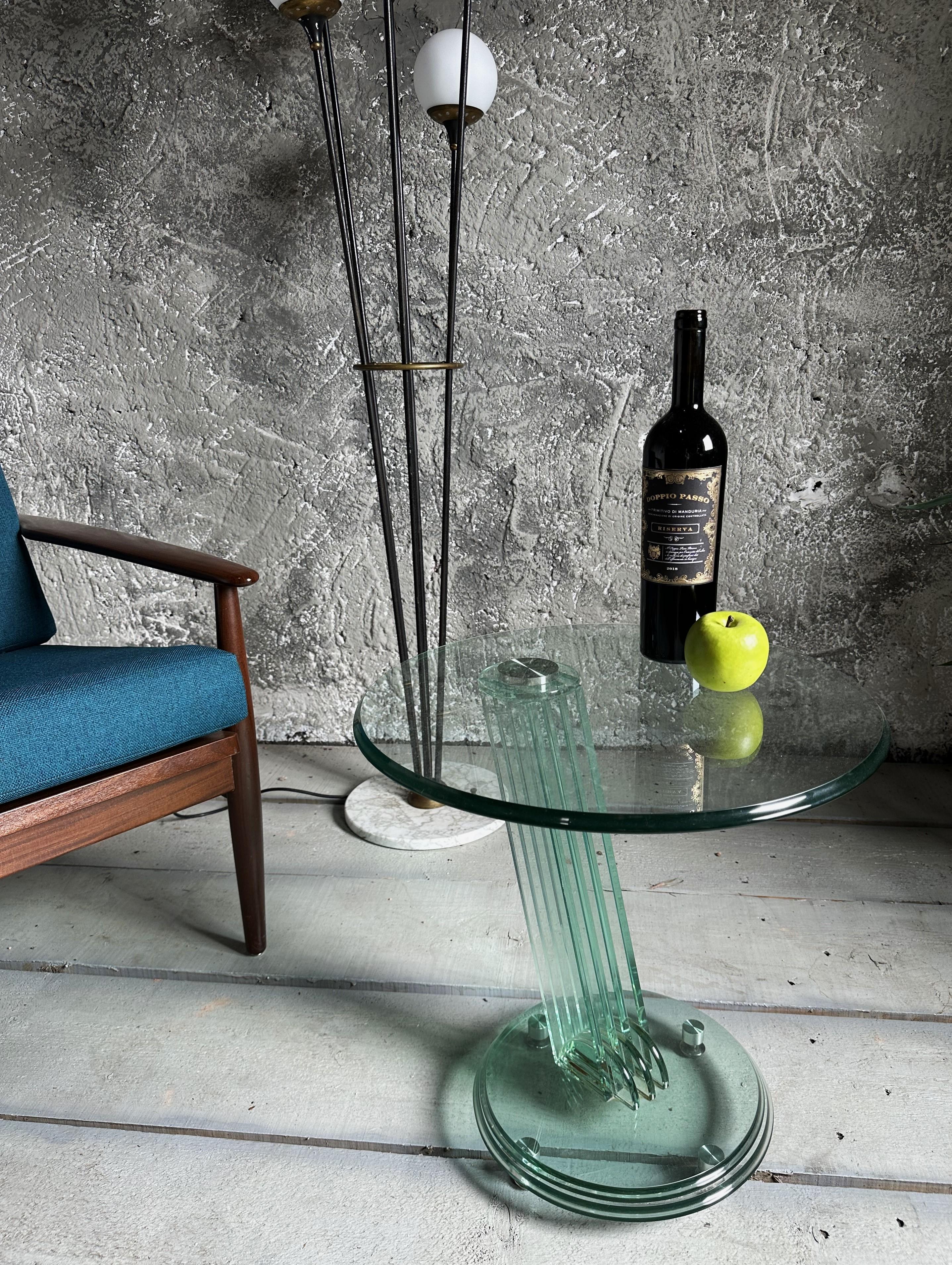 Postmoderne Table d'appoint postmoderne Memphis Fontana Arte, verre massif, Italie années 1980 en vente