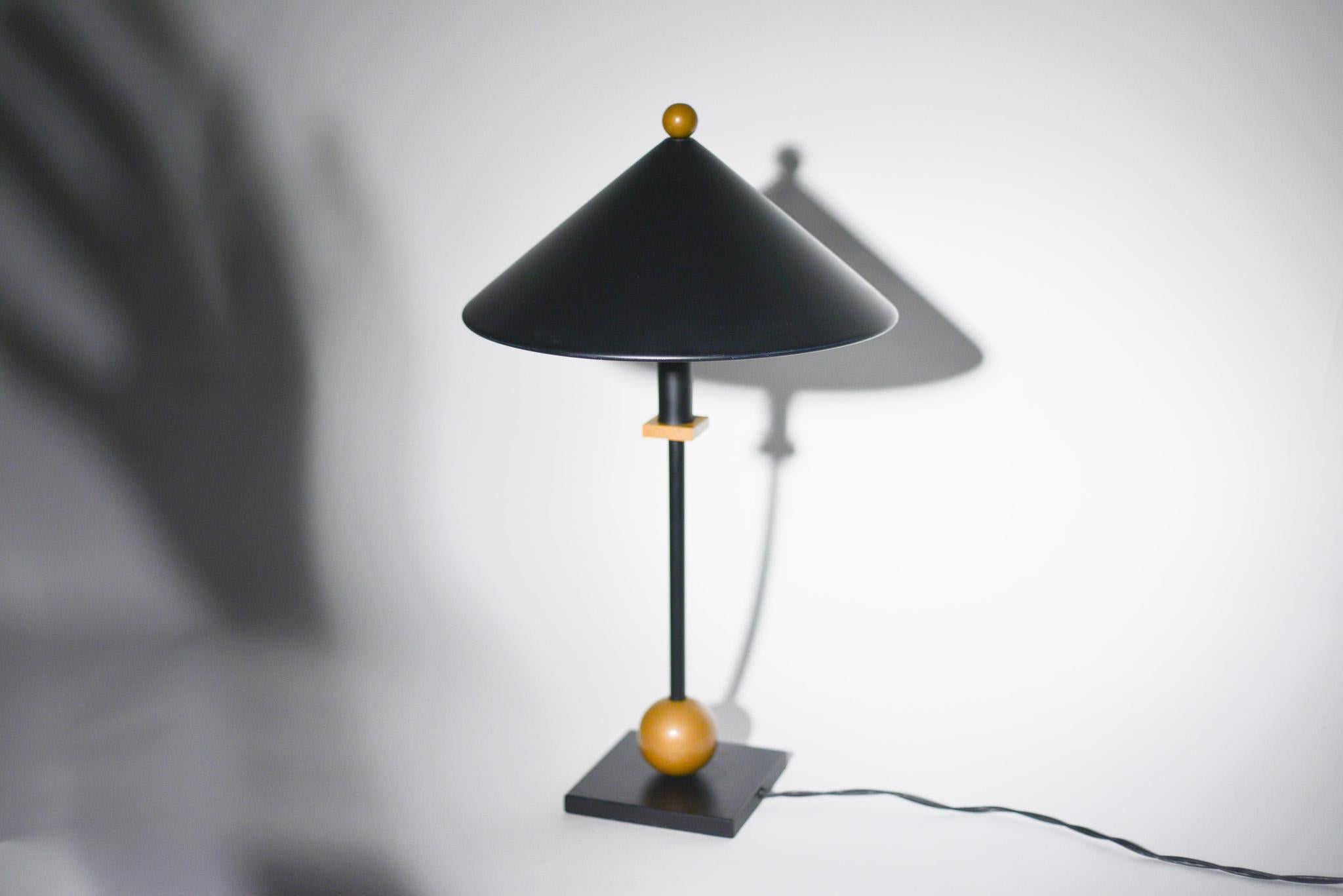 Postmoderne Tischlampen im Memphis-Stil (Eloxiert) im Angebot