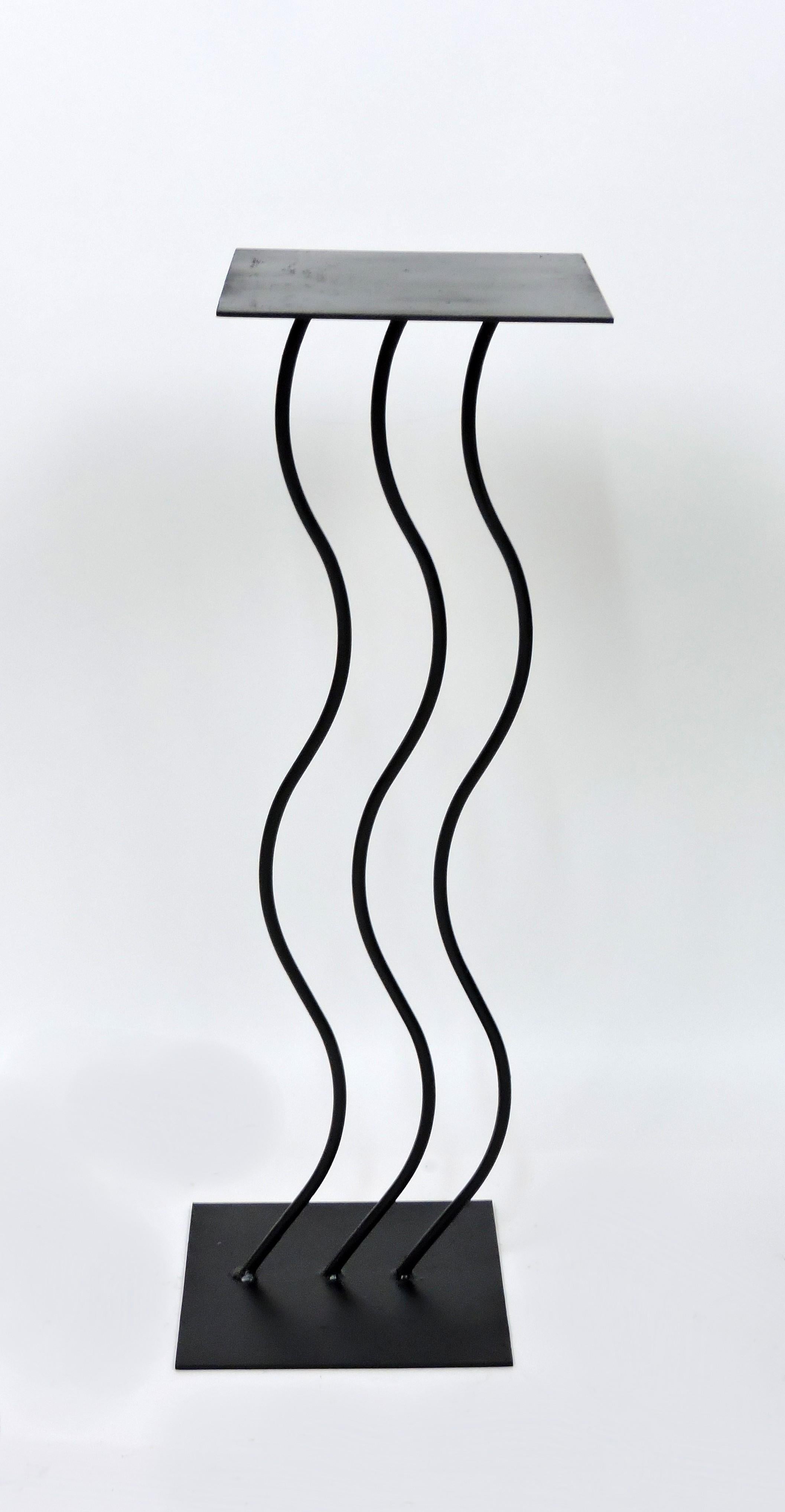 Piantana o supporto per diffusori in acciaio ondulato in stile post-moderno Memphis, 5 disponibili in vendita 4