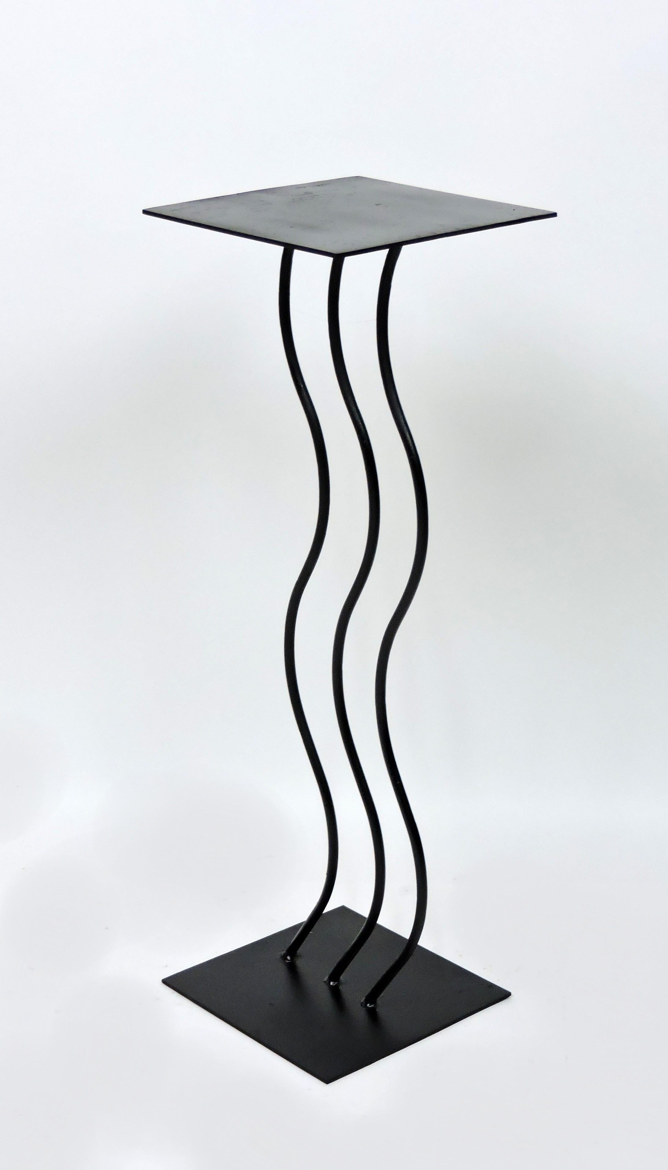 Piantana o supporto per diffusori in acciaio ondulato in stile post-moderno Memphis, 5 disponibili in vendita 5