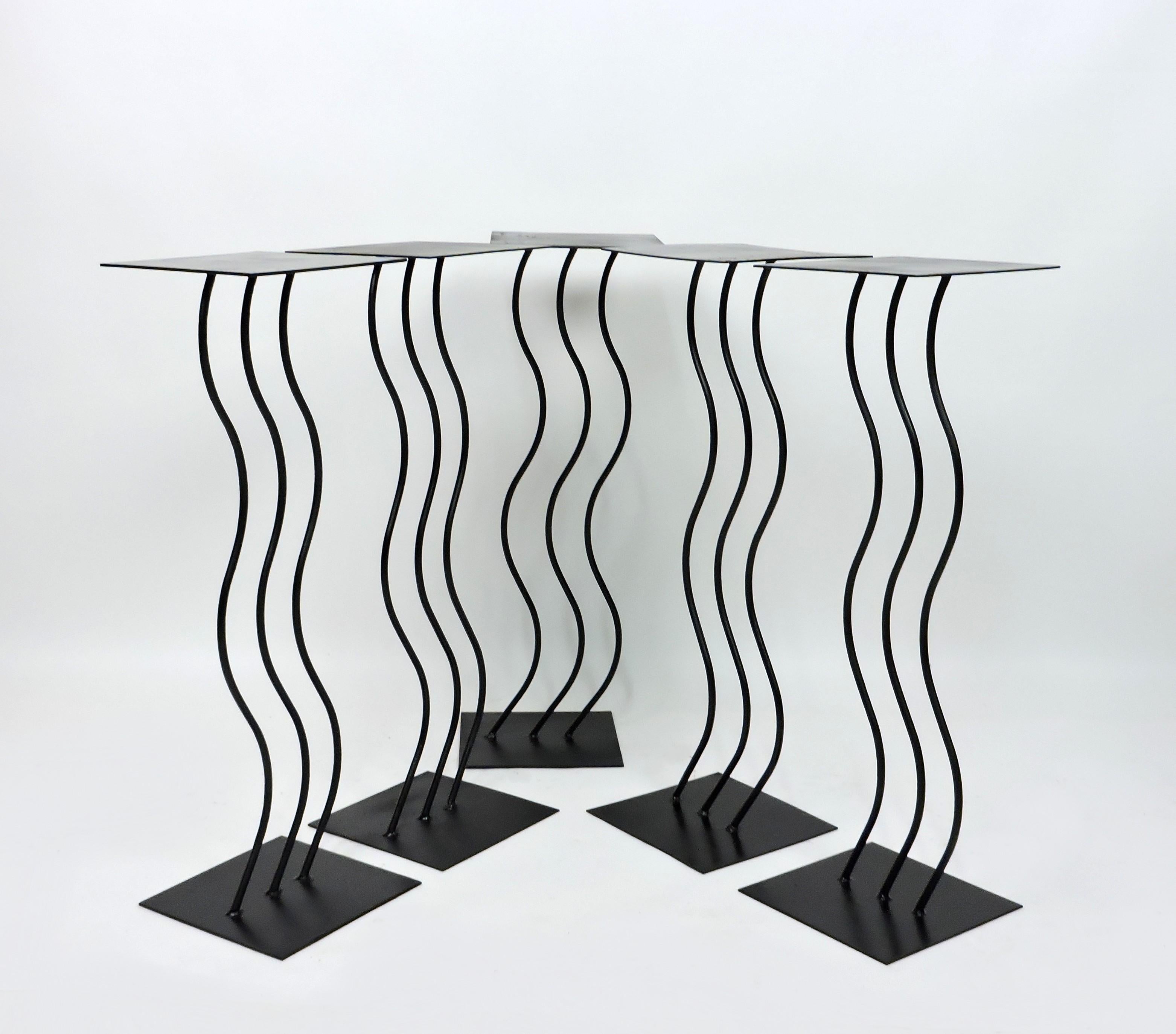 Piantana o supporto per diffusori in acciaio ondulato in stile post-moderno Memphis, 5 disponibili in vendita 7