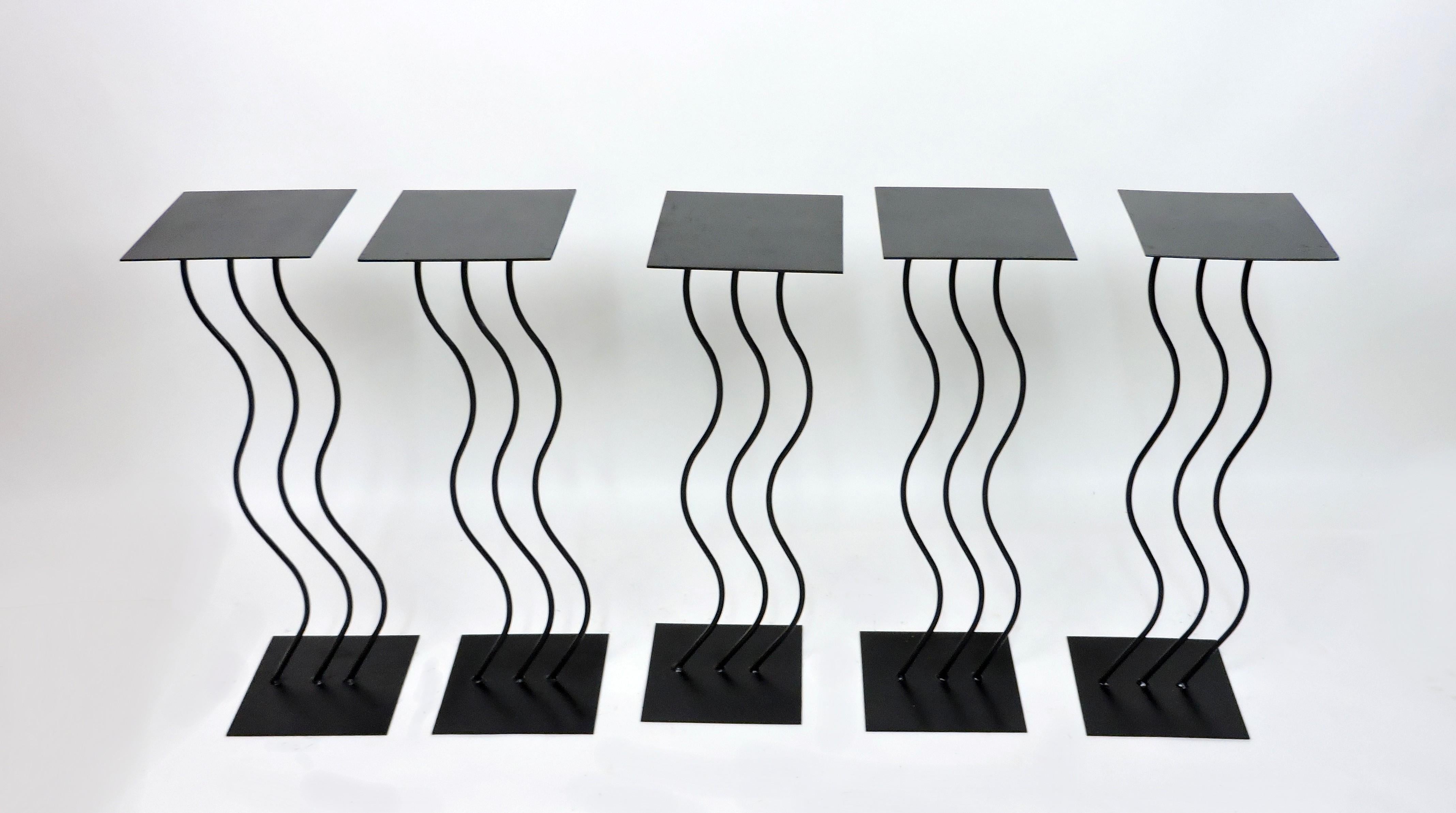 Divertenti e ondeggianti supporti per piante o diffusori in metallo post-moderni. Questi supporti sono realizzati in acciaio con un design ondulato a tre barre e sono stati verniciati di nero. Sono perfetti sia singolarmente che come set. Il prezzo