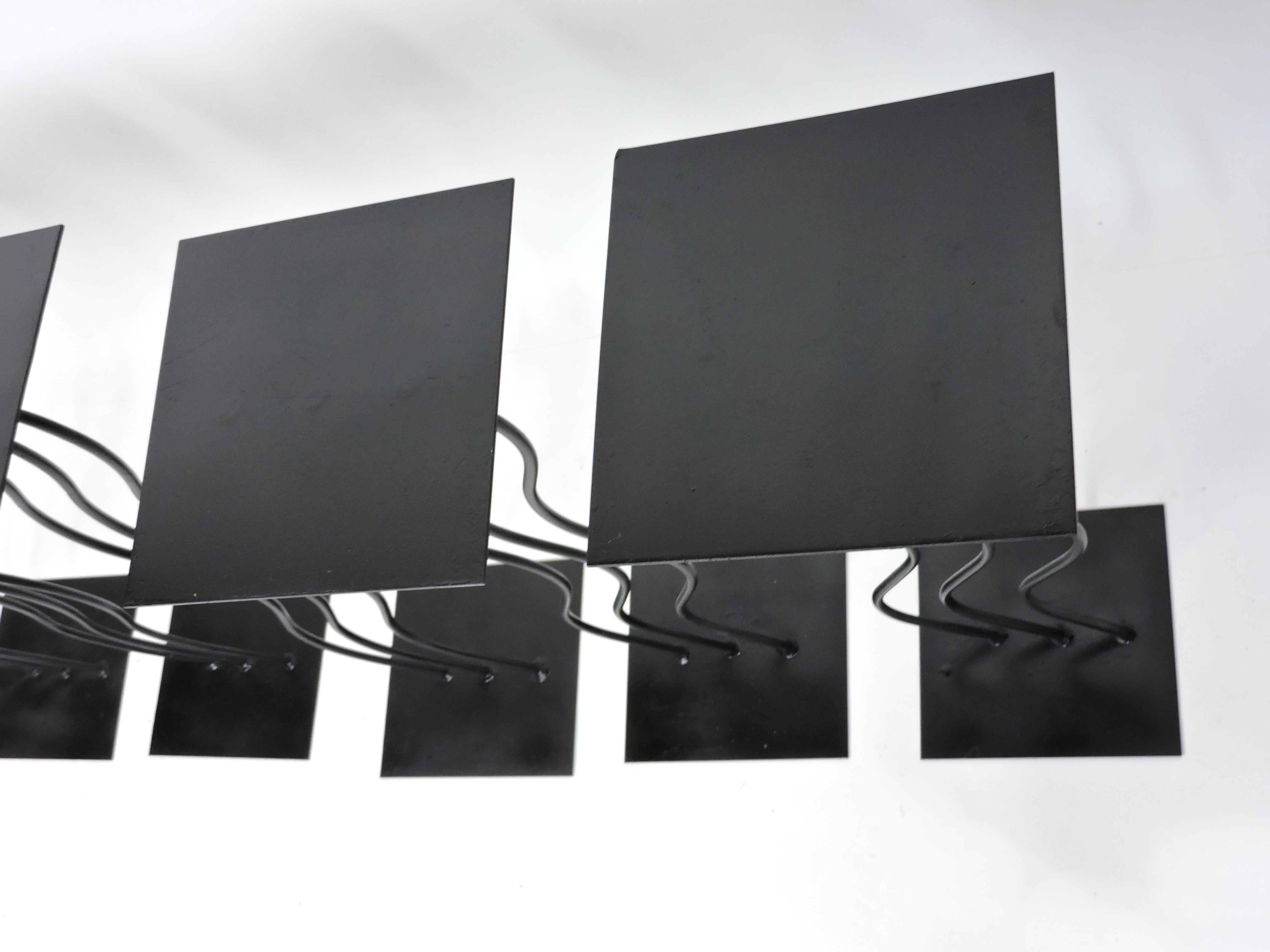Americano Piantana o supporto per diffusori in acciaio ondulato in stile post-moderno Memphis, 5 disponibili in vendita